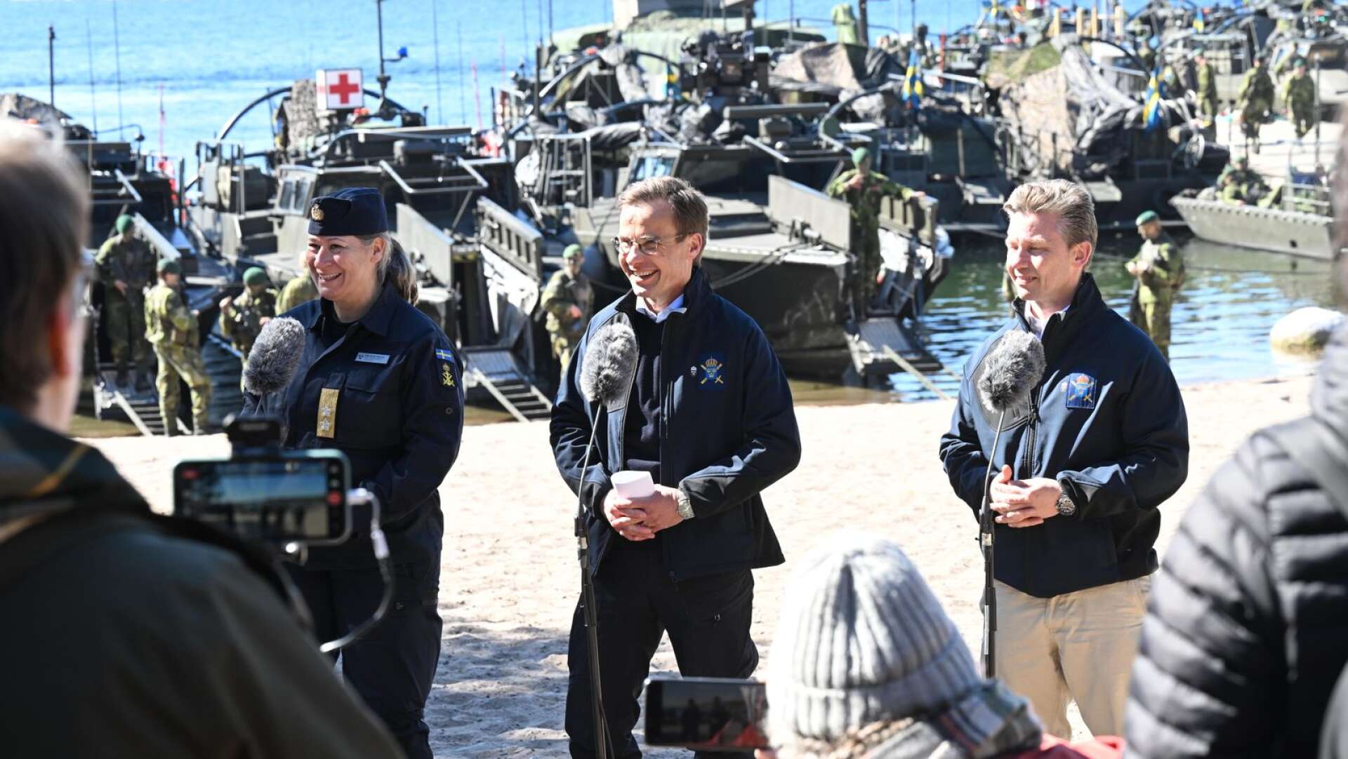 Marinchef Ewa Skoog Haslum, statsminister Ulf Kristersson (M) och försvarsminister Pål Jonson (M) på militärövningen Aurora 23.