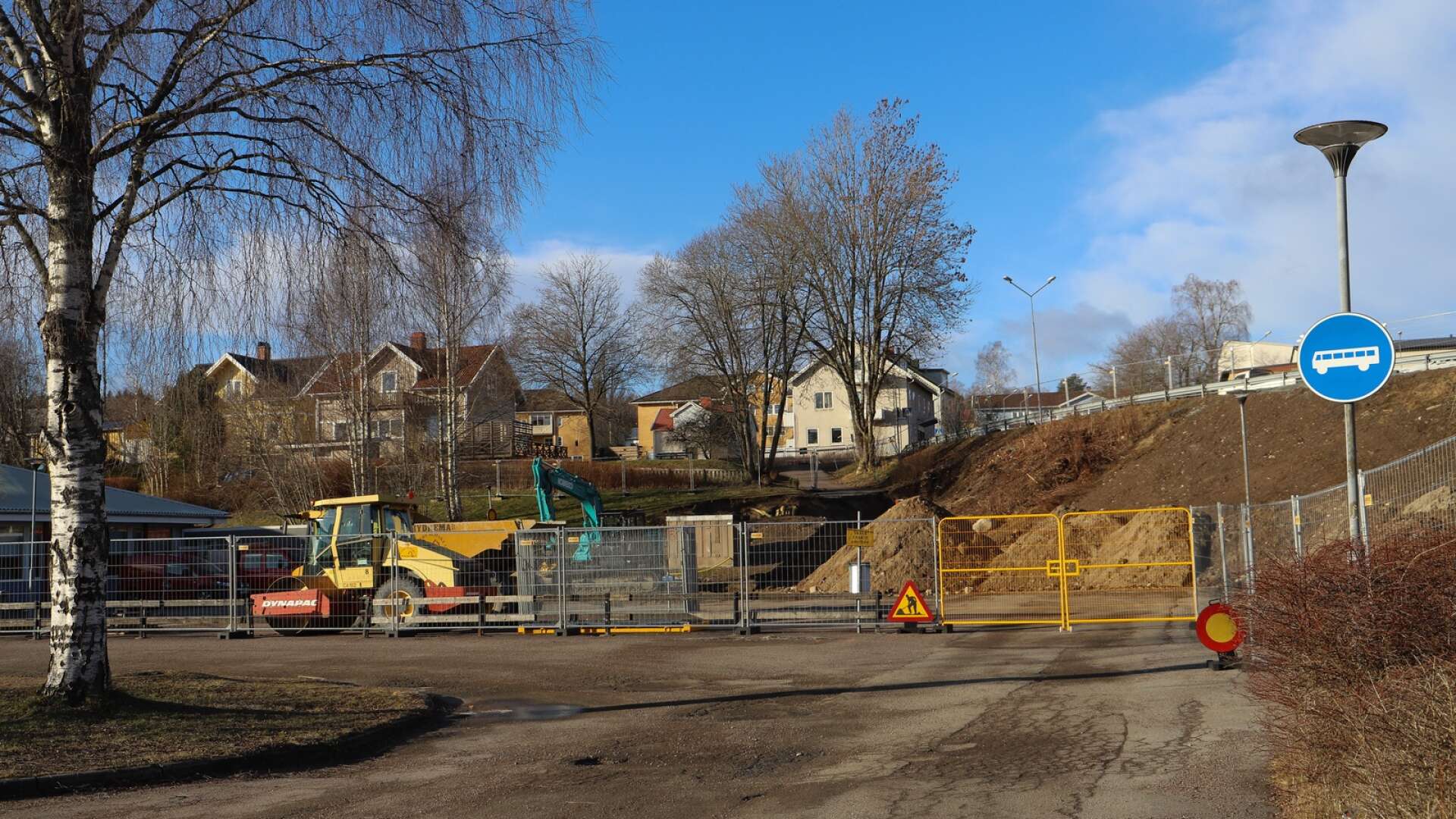 Det ska bli säkrare trafikmiljö vid Bengtsgården med parkeringar och busshållplats. Arbetena har nyligen påbörjats.