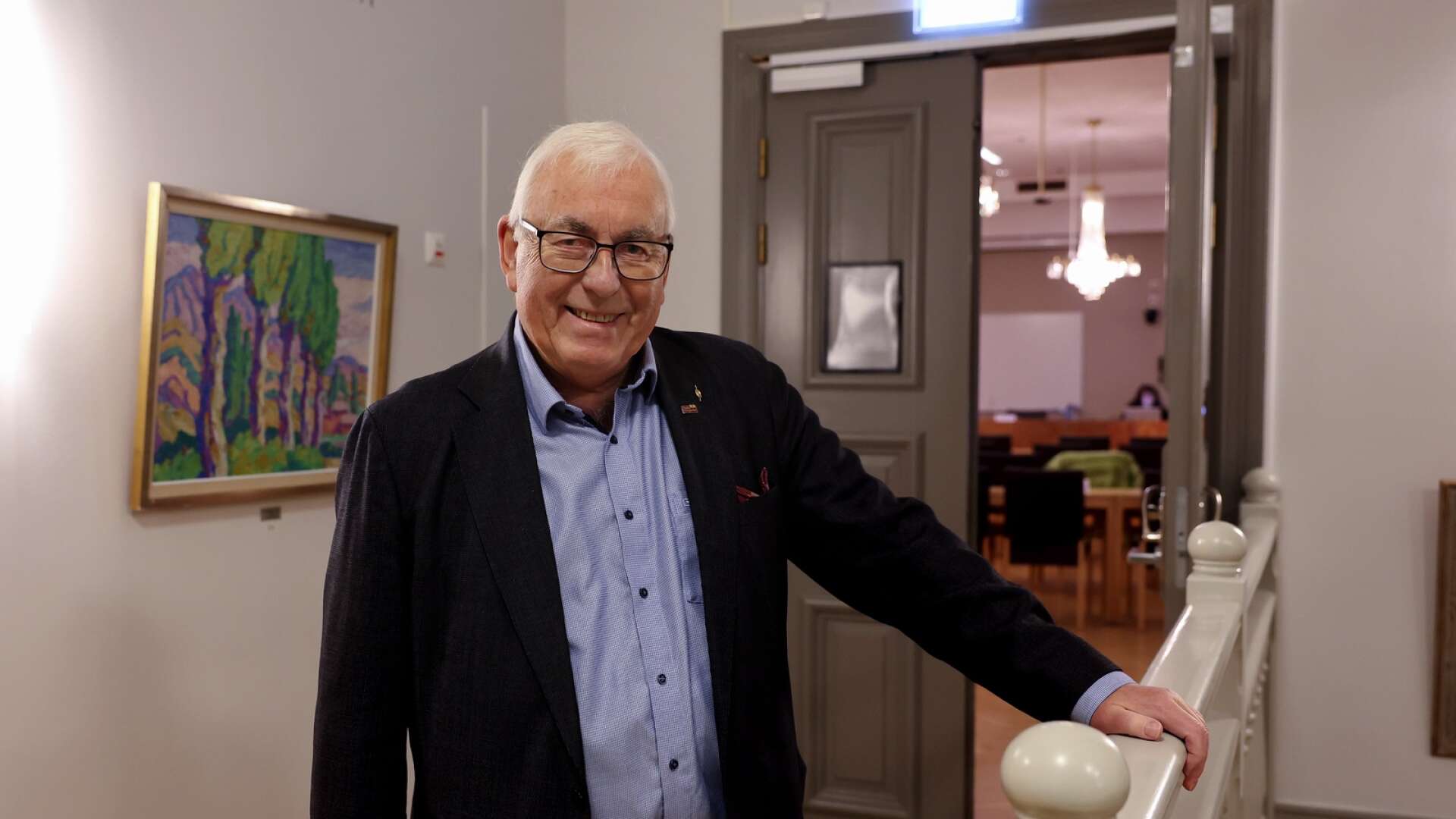 Veteranen Bertil Jonsson gör comeback i politiken. Han valdes till ordförande i kommunstyrelsen i Lidköping under måndagskvällen.