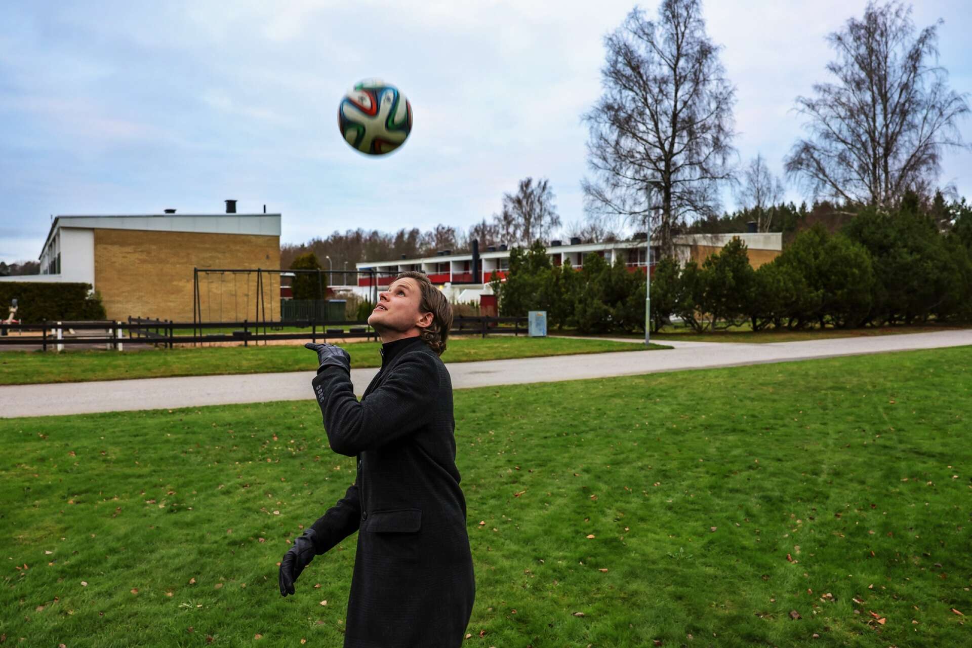 På den här gräsytan spenderade Gustaf Norlin x antal fotbollstimmar under sin uppväxt. Ofta tillsammans med sin storebror, LFK-spelaren Oscar Norlin.