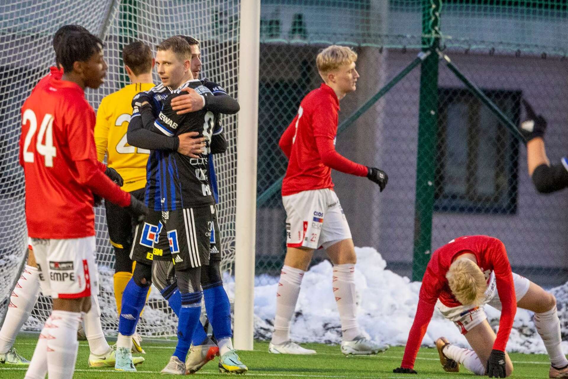 Johan Bertilsson klappas om efter 1-0.