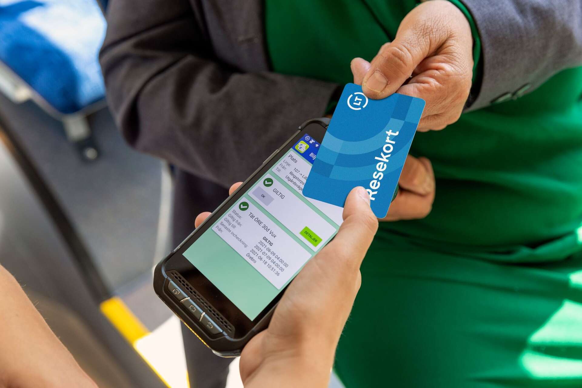 Den som vill åka med Länstrafiken rekommenderas att betala för sin biljett med kontokort ombord i stället för att använda appen, som just nu strular. Arkivbild.
