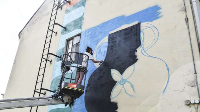 Arvikabördiga Julia Riordan skapar en muralmålning i sin hemstad.