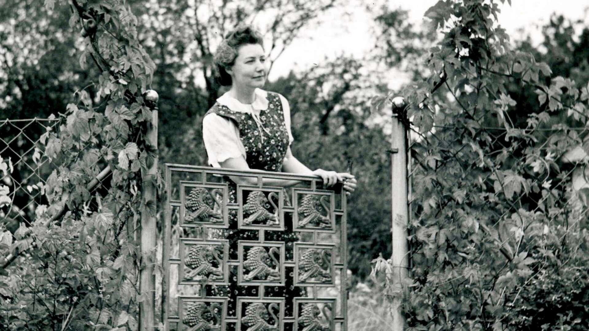 Estrid Ericson älskade blommor och vackert utformade ting. Här på en bild från 40-talet.