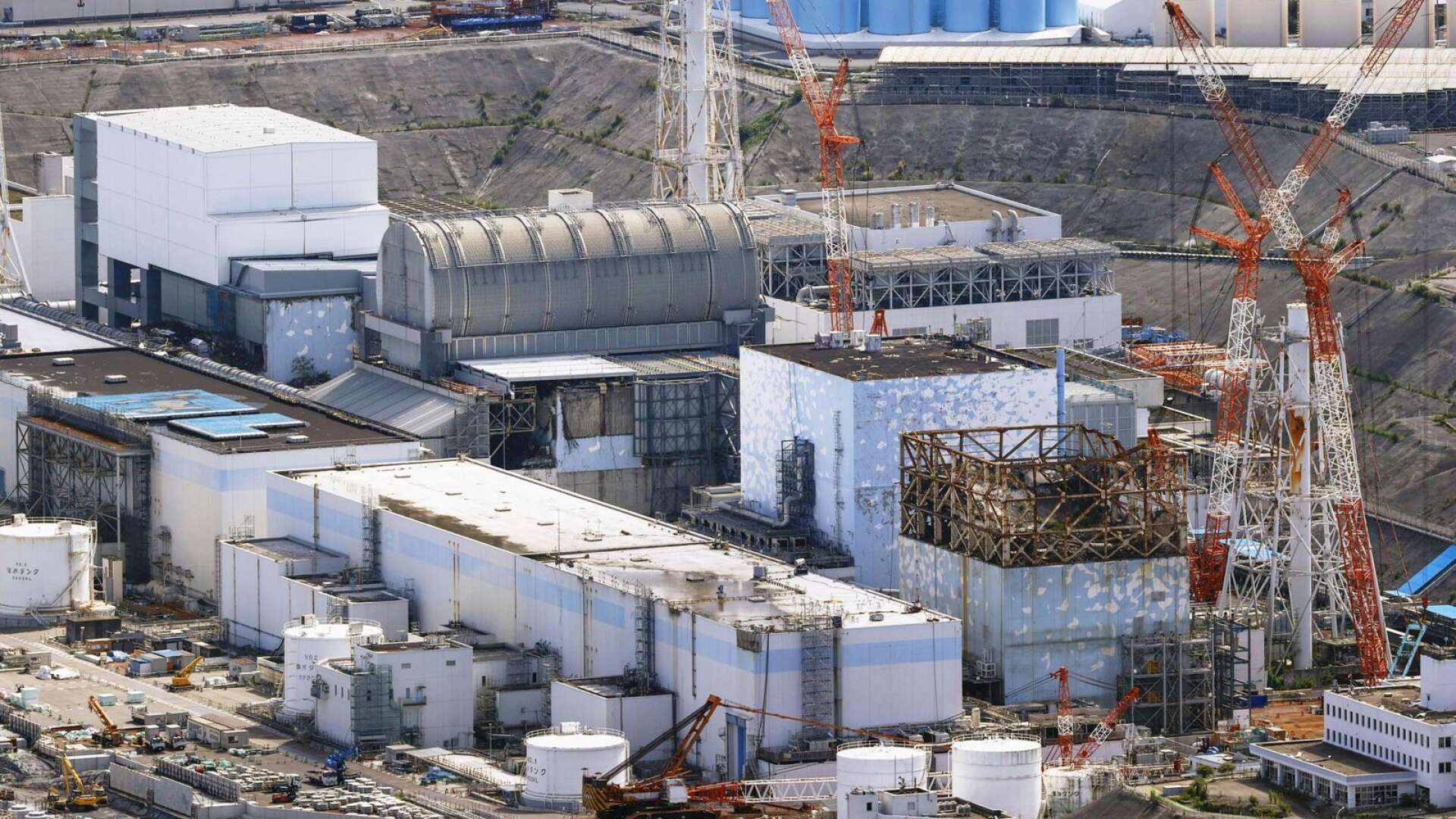 Bränslet i de tre reaktorerna är fortfarande kvar i kärnkraftverket och sprider sin farliga strålning till omgivningen, skriver Christer Alnebratt.