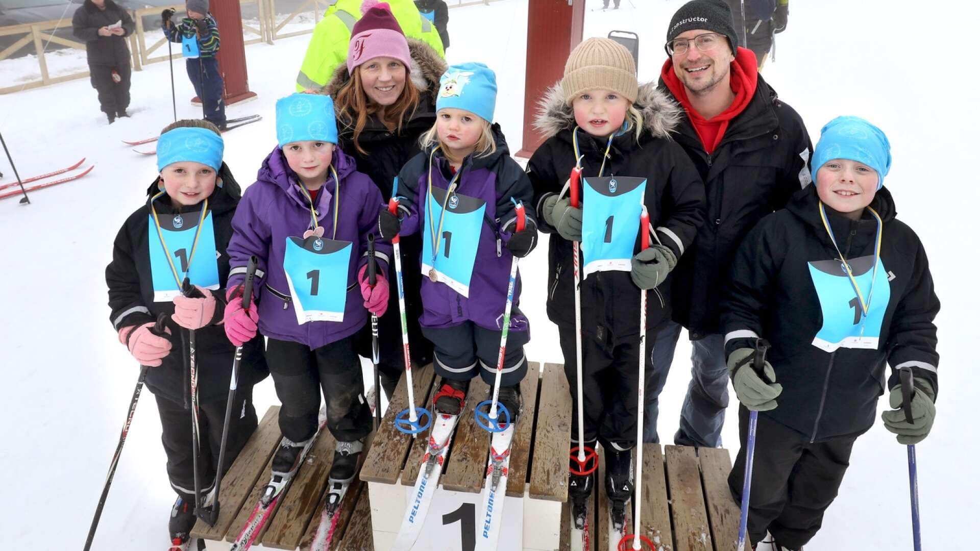 Alla vann. Ian, Isa, Loe, Lin och Sia Sjöberg hoppade upp på prispallen efter Barnens Vasalopp. Jon och Jenny Sjöberg höll ordning på skidor och stavar.