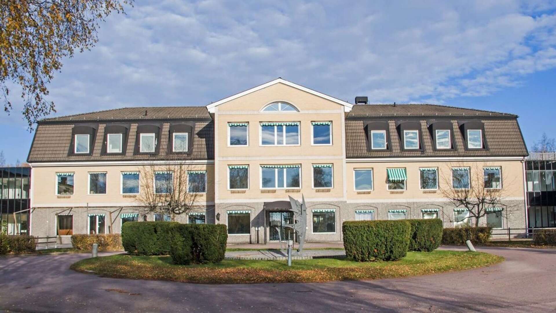 Folktandvården och Klarälvdalens folkhögskola kan bli nya hyresgäster i byggnaden där Hotell Selma Lagerlöf tidigare låg.