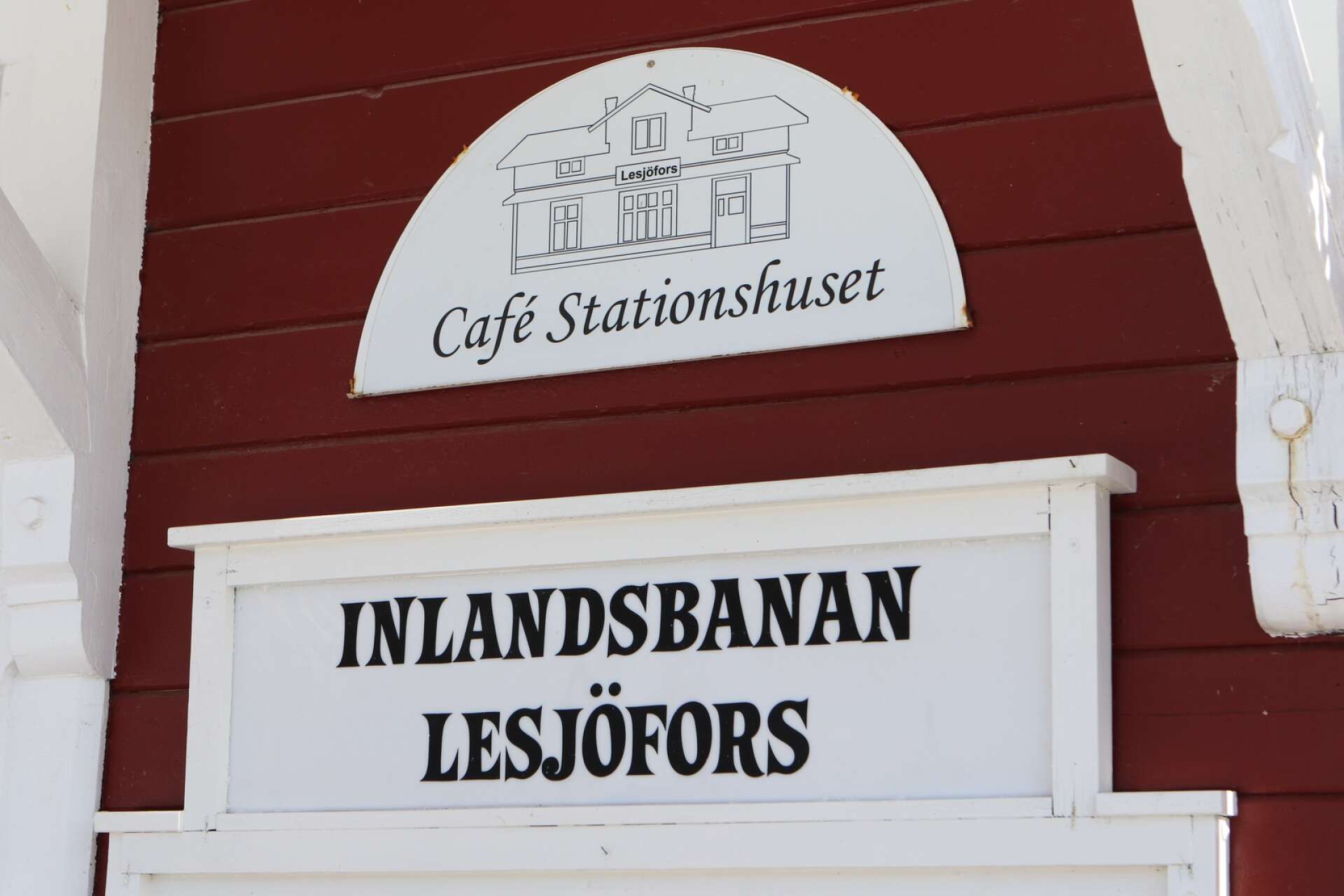 Inlandsbanan går rakt genom Lesjöfors. 