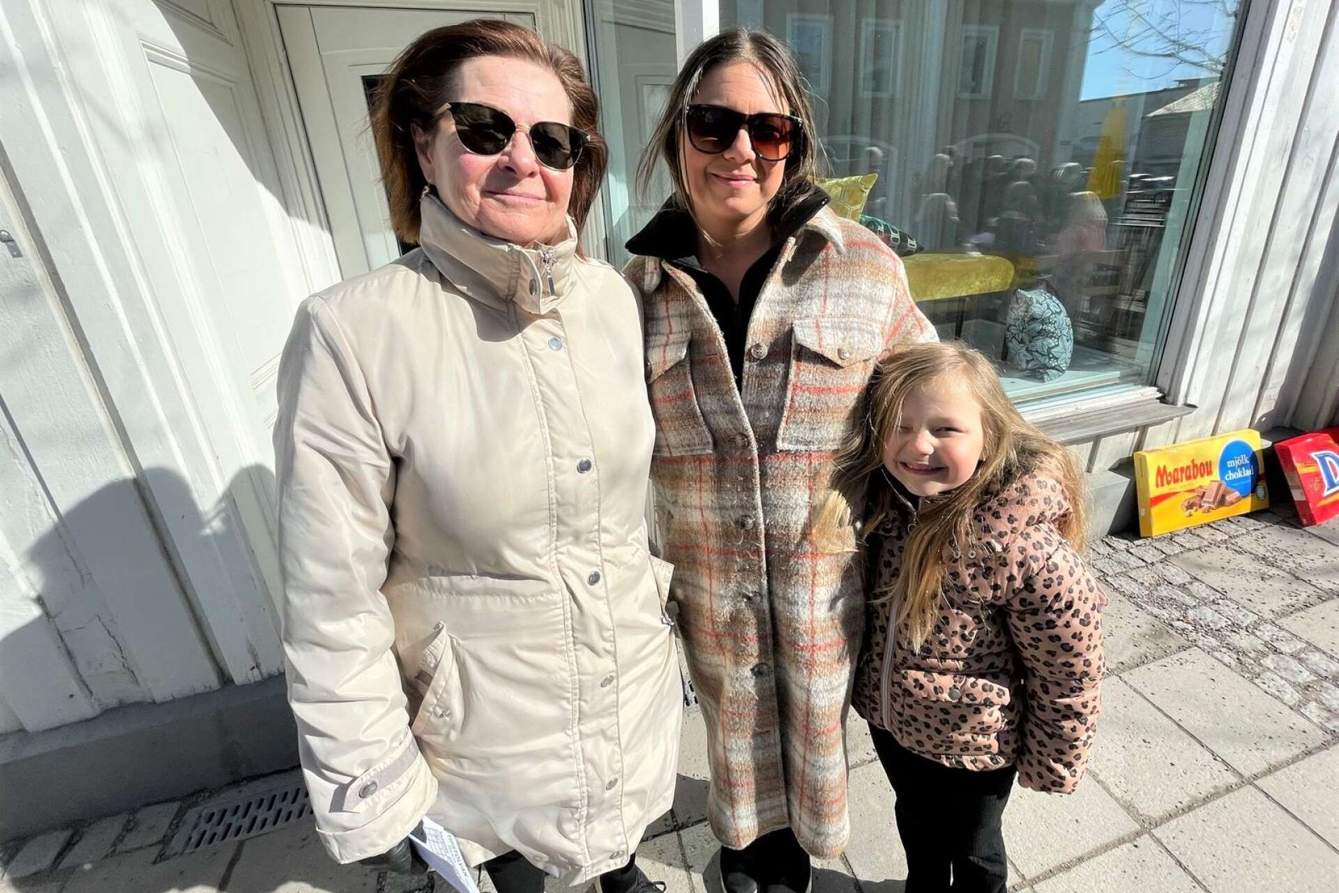 Tre generationer. Ulla Jansson med dottern Helena Magnusson och barnbarnet Ellie Rosenkvist är på väg att påbörja Äggpromenaden.