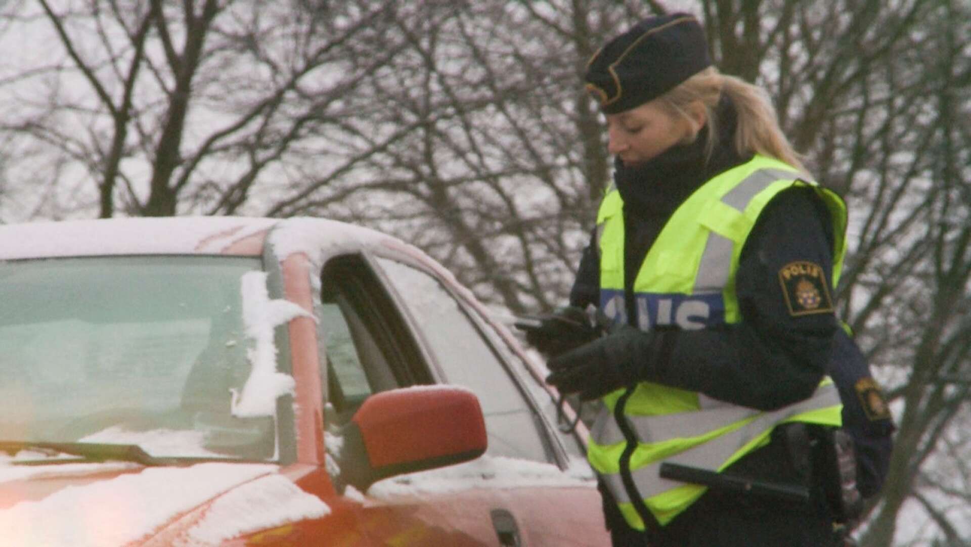 En polis som stoppades av kollegor i norra Dalsland och konstaterades rattfull får behålla jobbet. Arkivbild.