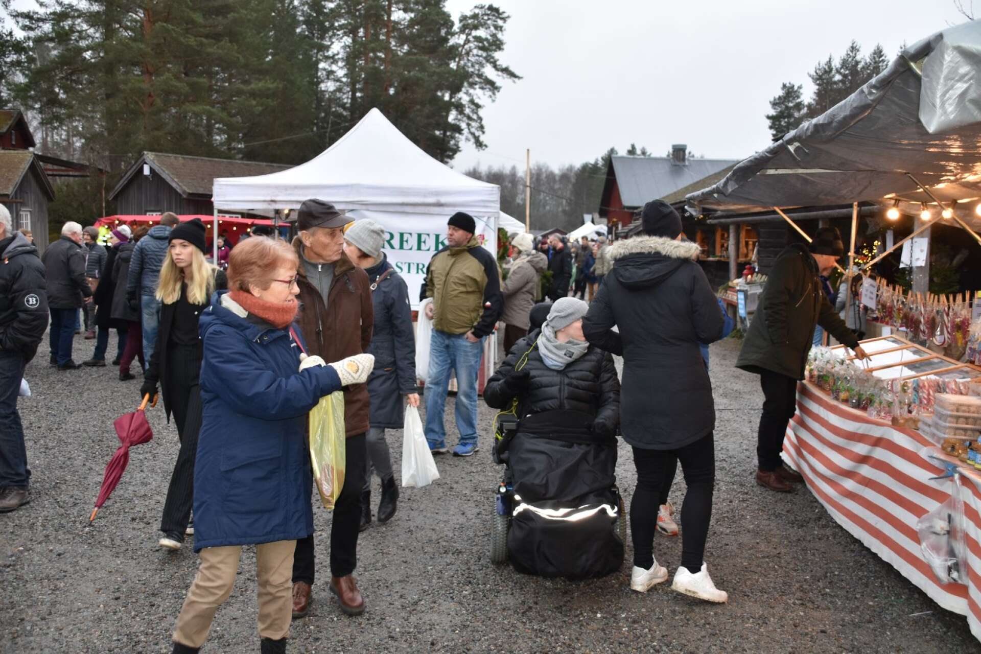 Den årliga julmarknaden i Brunskog lockade många besökare även i år.
