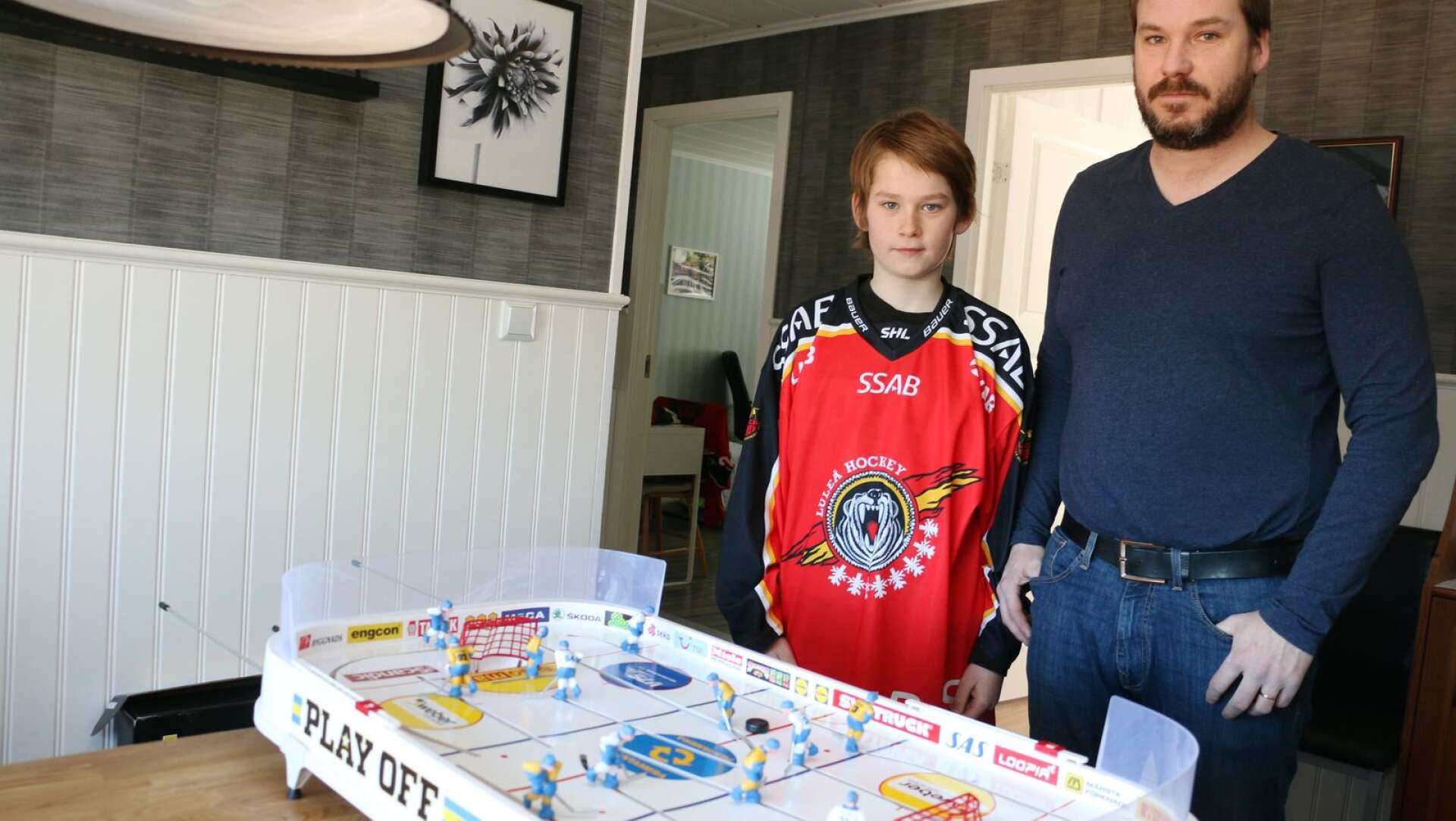Johan och Hampus Gjermandsen, far och son, är Luleåfans. Inför tredje semifinalmatchen åkte de 99,7 mil till Luleå för att se mötet mot Frölunda. Hampus fick ett bordshockeyspel av klubben. 