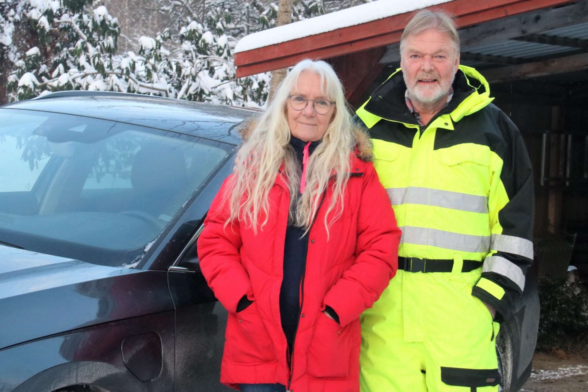 Eva Fabbe och Magnus Fabbe Nilsson kör in till stan och handlar ungefär varannan dag. Så länge elpriserna är så höga som de varit kör de laddhybriden på bensin.