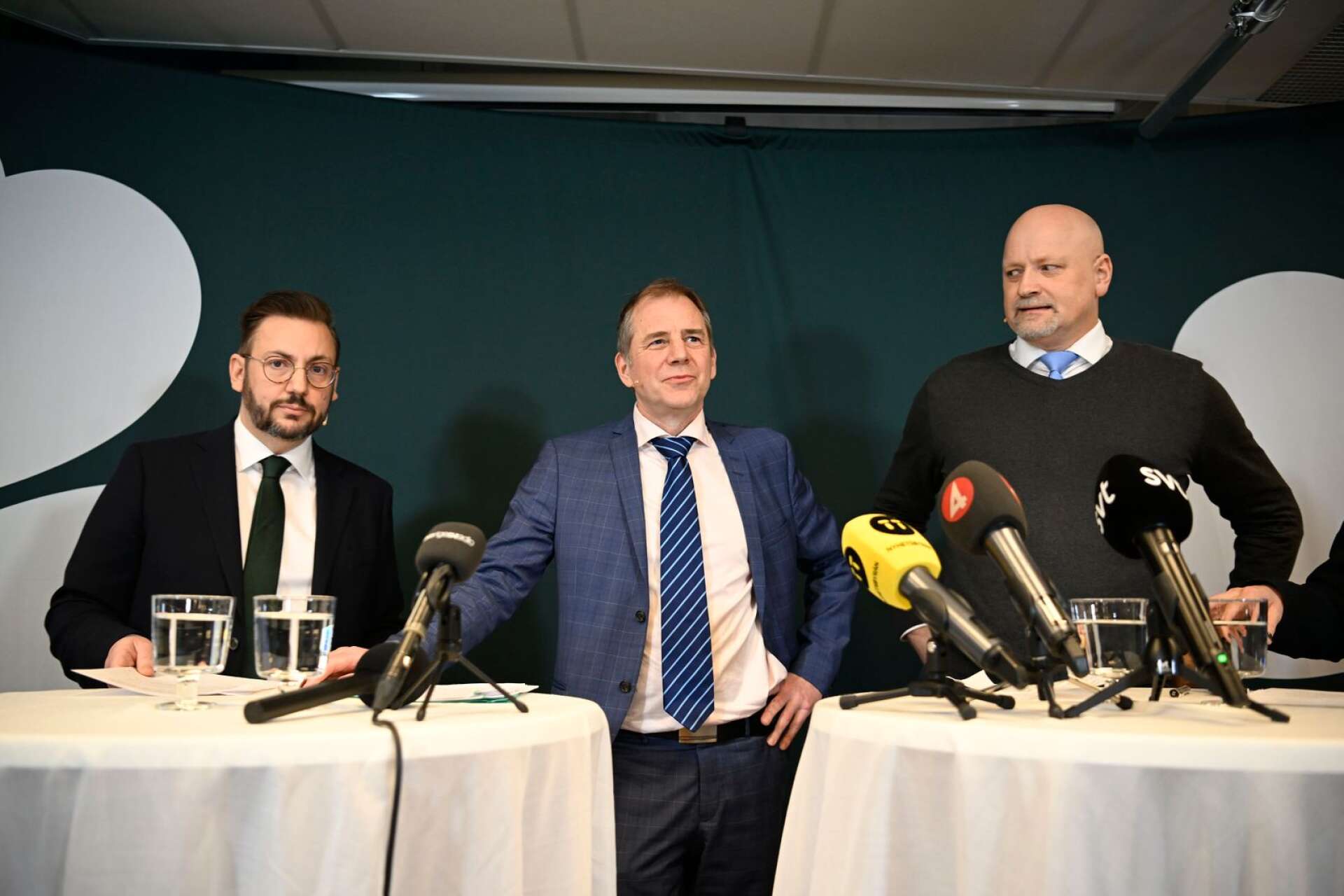 Valberedningens ordförande Jan Andersson presenterar Muharrem Demirok och Daniel Bäckström.