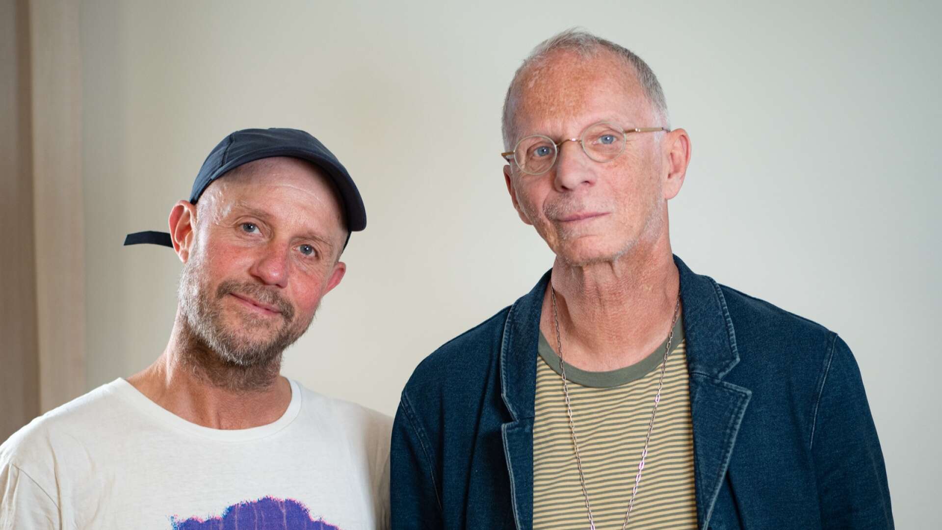 Fredrik Apollo Asplund och Steve Sjöquist (höger) är båda uppväxta i Värmland och delar många upplevelser av att vara ”annorlunda” i en lite bruksort. 