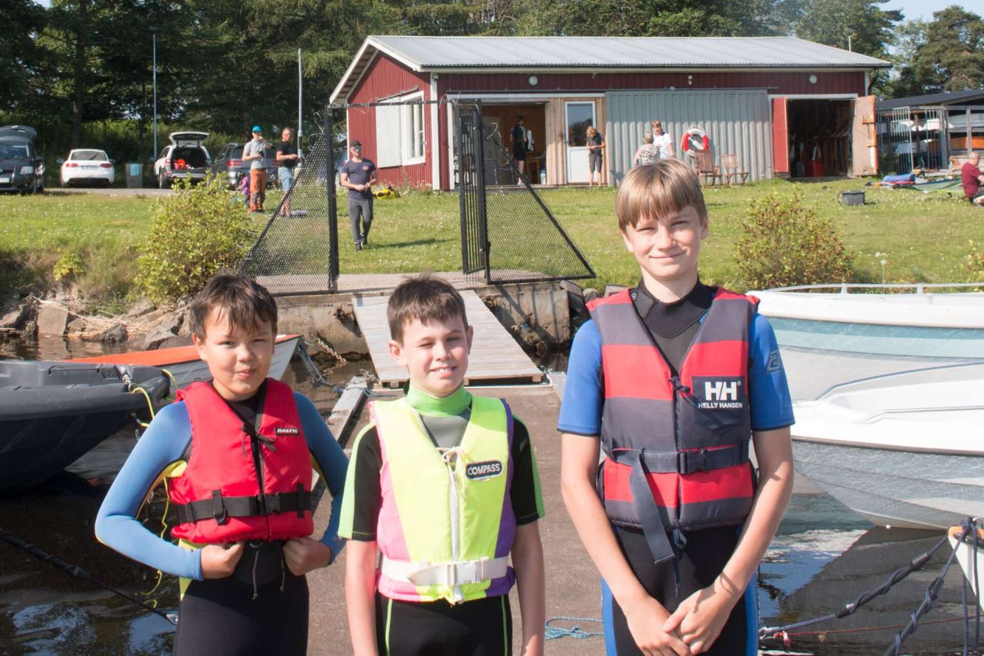Kevin Spelling, Oliver Frodell och Björn Nyberg såg fram emot vindsurfingskolans andra dag under onsdagen.