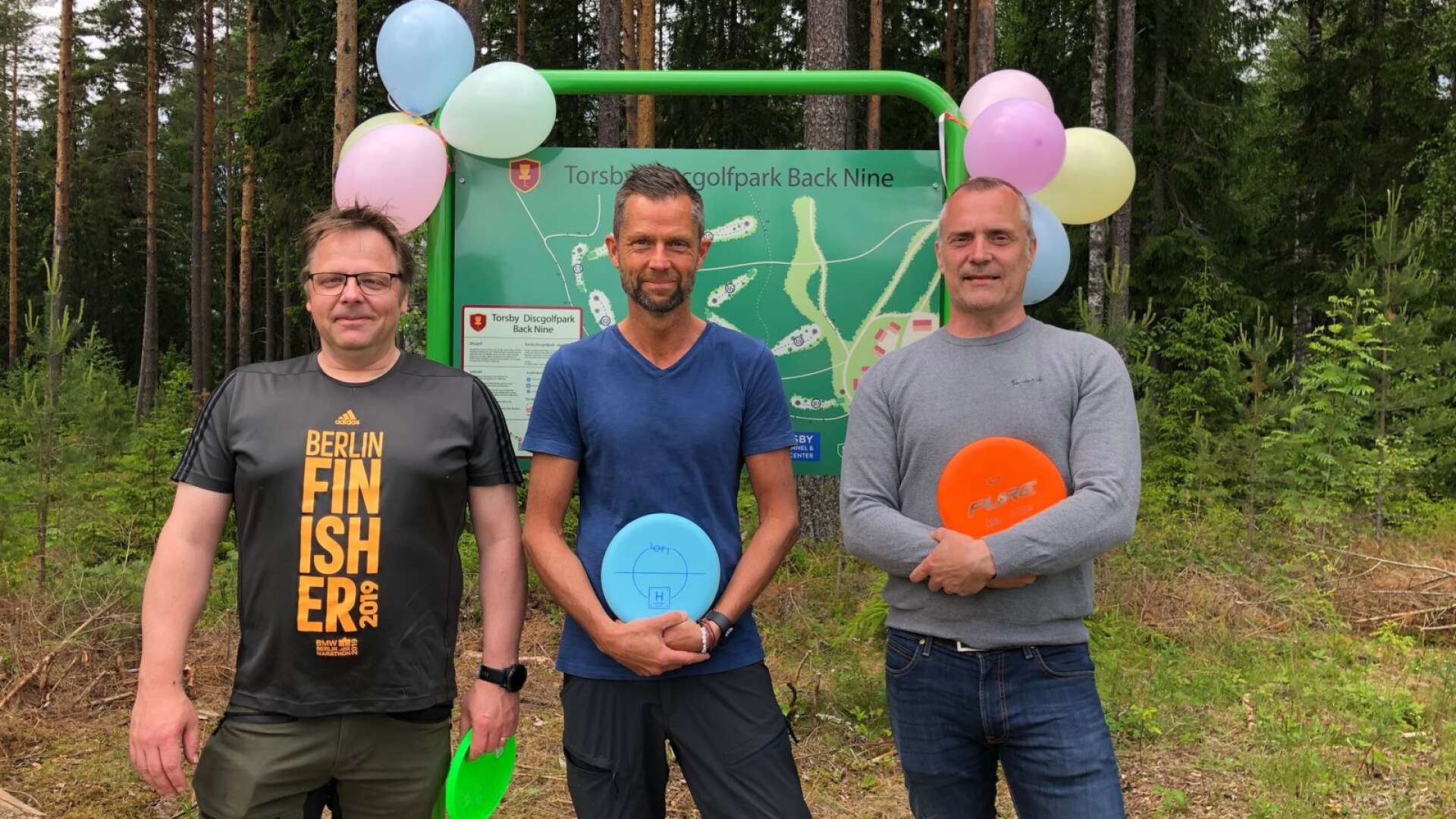 Örjan Classon, Jörgen Söderholm och Nicklas Nordqvist är några av dem som lagt åtskilliga arbetstimmar med att färdigställa discgolfbanans nio nya hål på Torsby discgolfpark vid Valbergsområdet.
