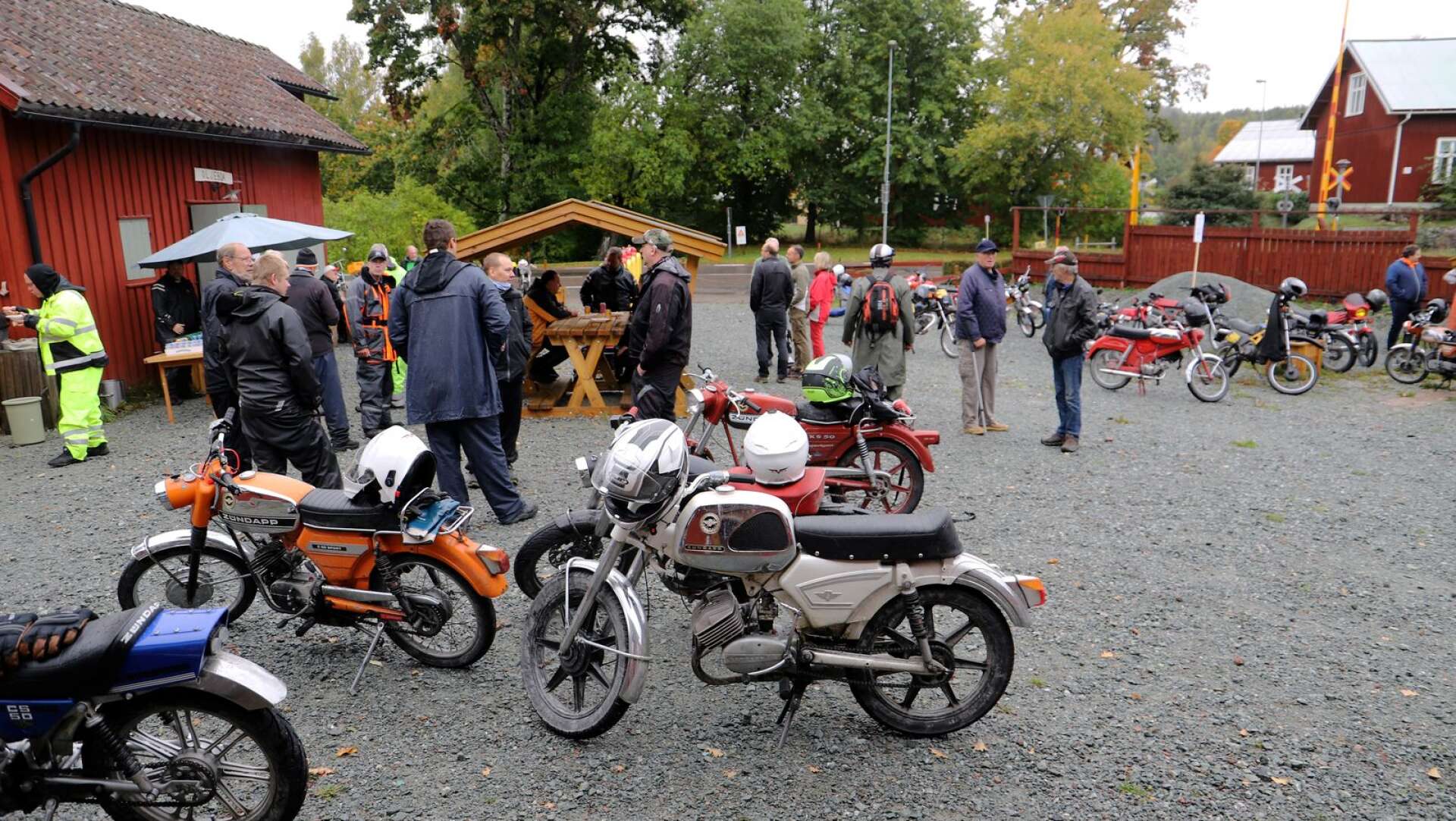 Planen vid Anton Olsson flyddes av mopeder och deras förare under matstoppet på rallyt från Mellerud.