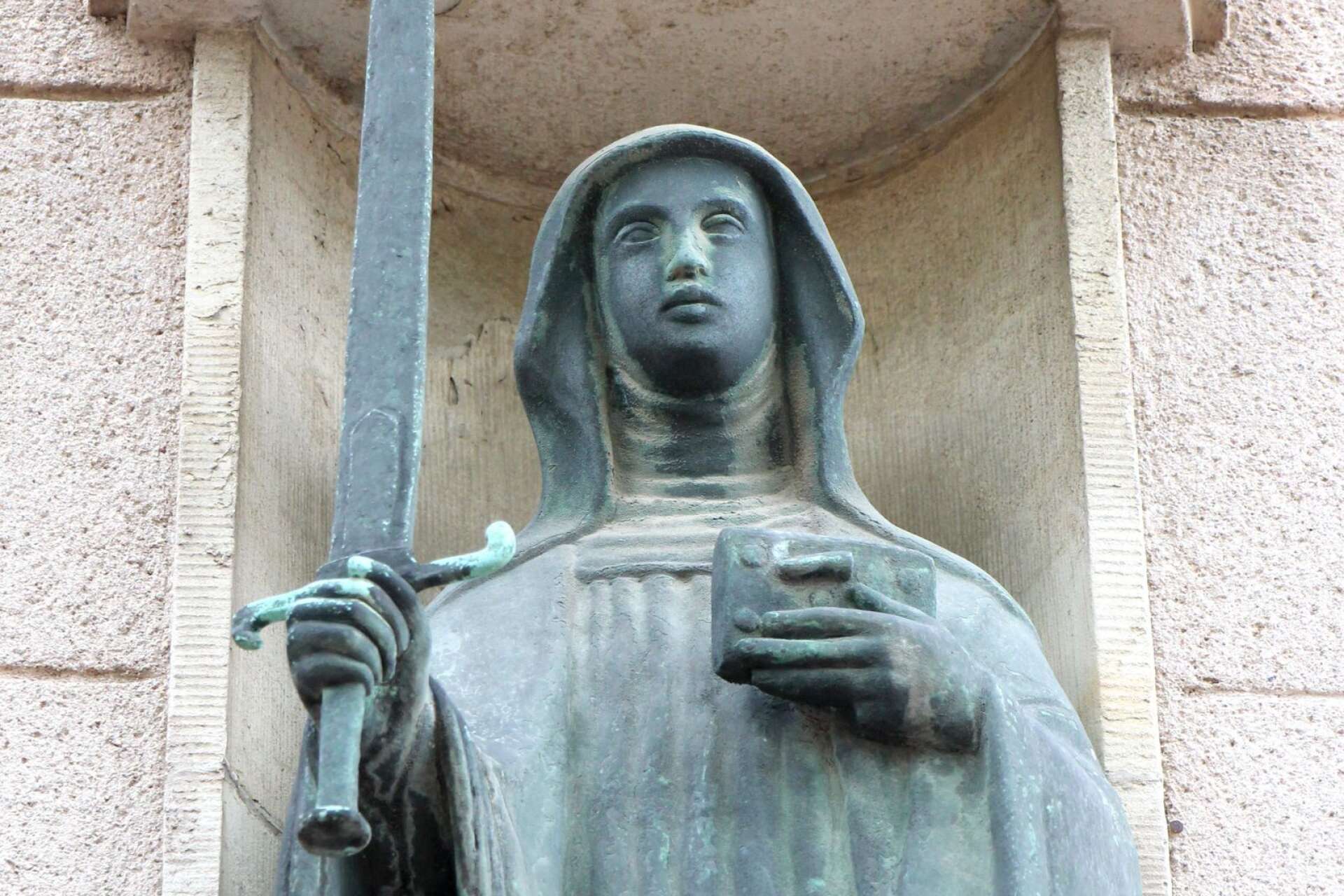 Staty av Elin på S:ta Helena kyrka, gjord av Astri Taube.