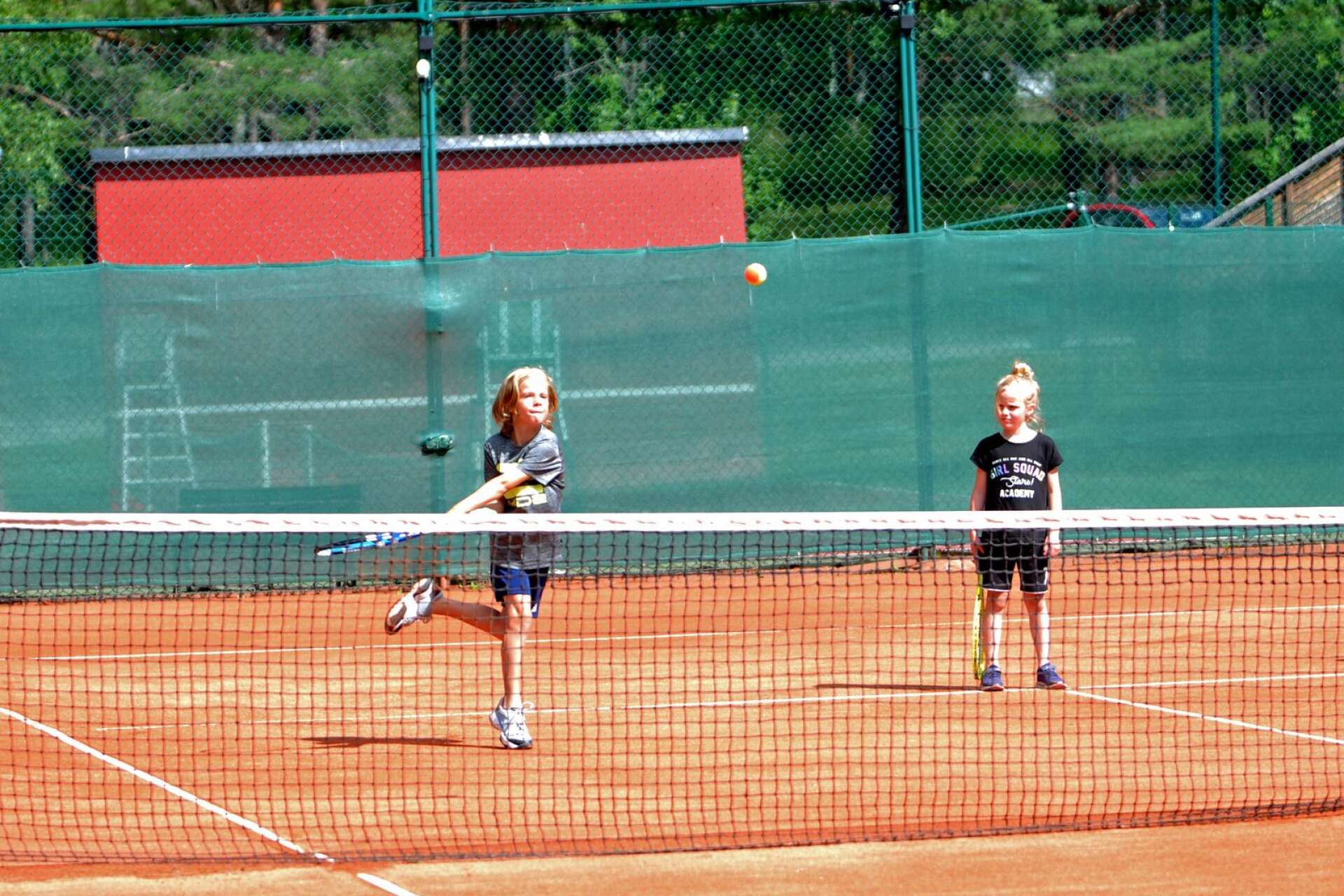 Syskonen Love och Ines Bonnevier Rask har spelat mycket tennis.