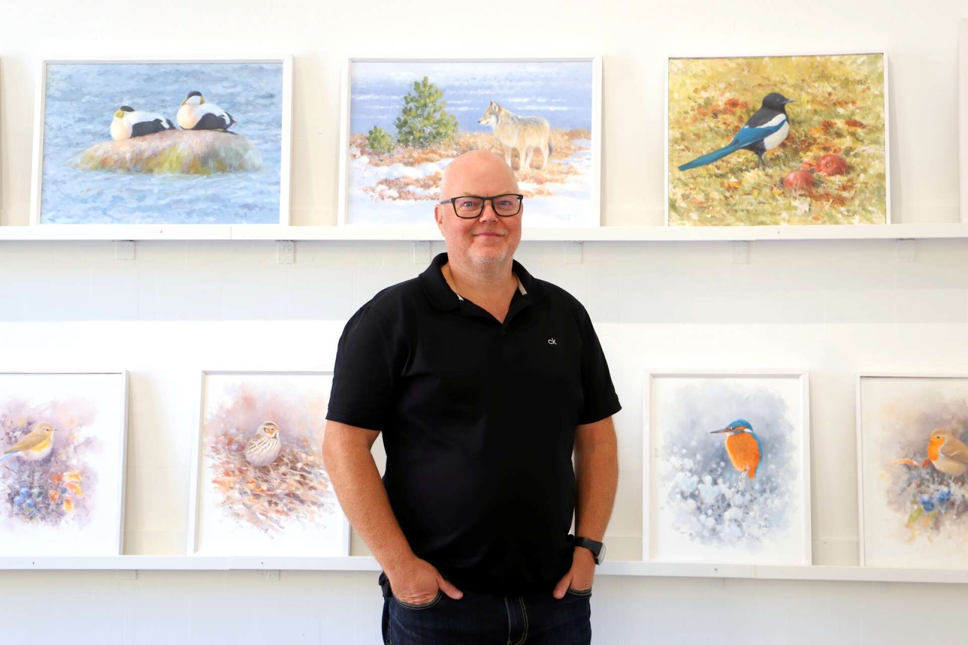 Bill Zetterström målar framför allt fåglar, men också andra motiv smyger sig in i hans bildvärld.