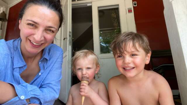 Cozette Wachtmeister med sina barn Lucy och Adam - som är den stora drivkraften till hennes arbete med hållbarhet. Foto: Privat.