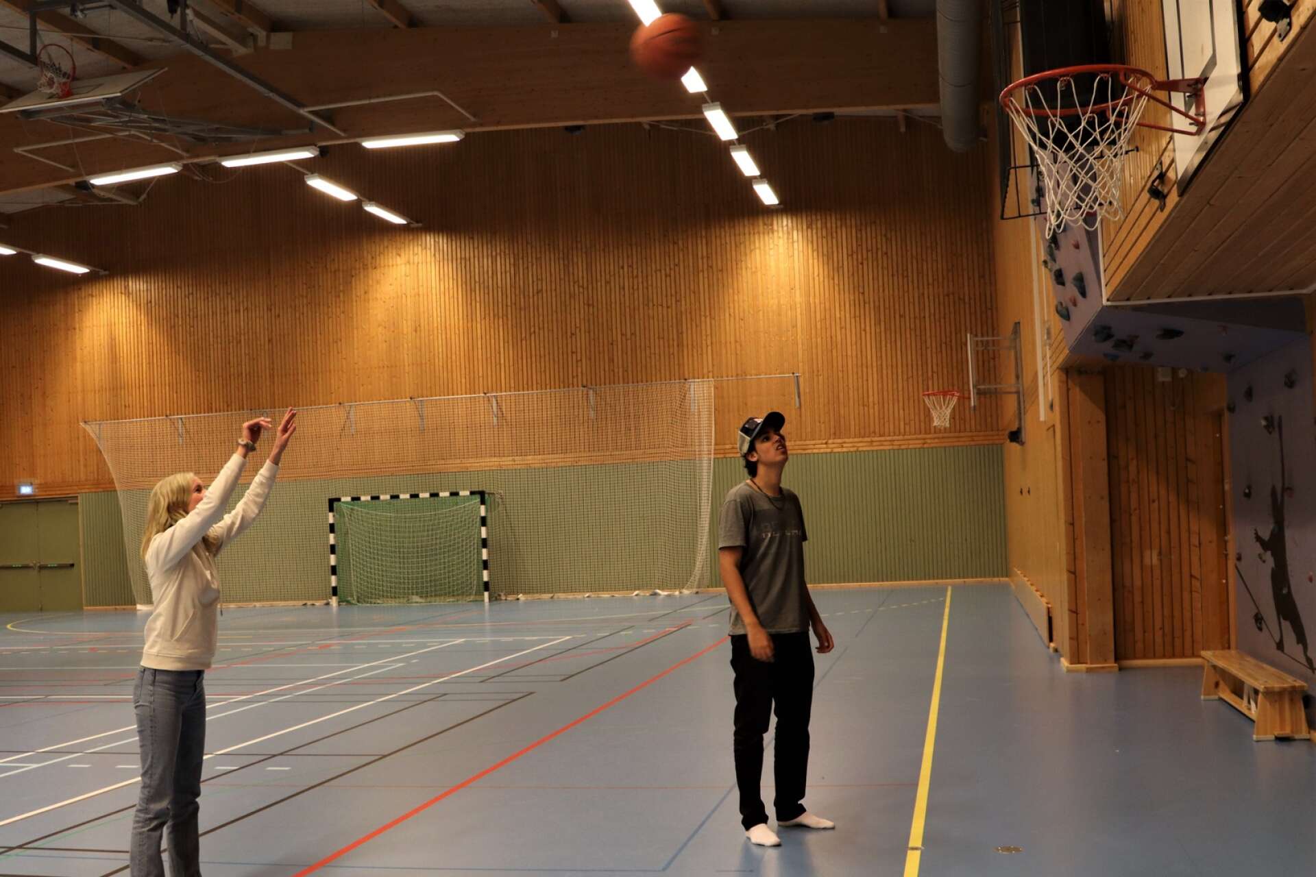 Ungdomscoach Erika Tilander och Anton Berg tränade straffkast i basket.