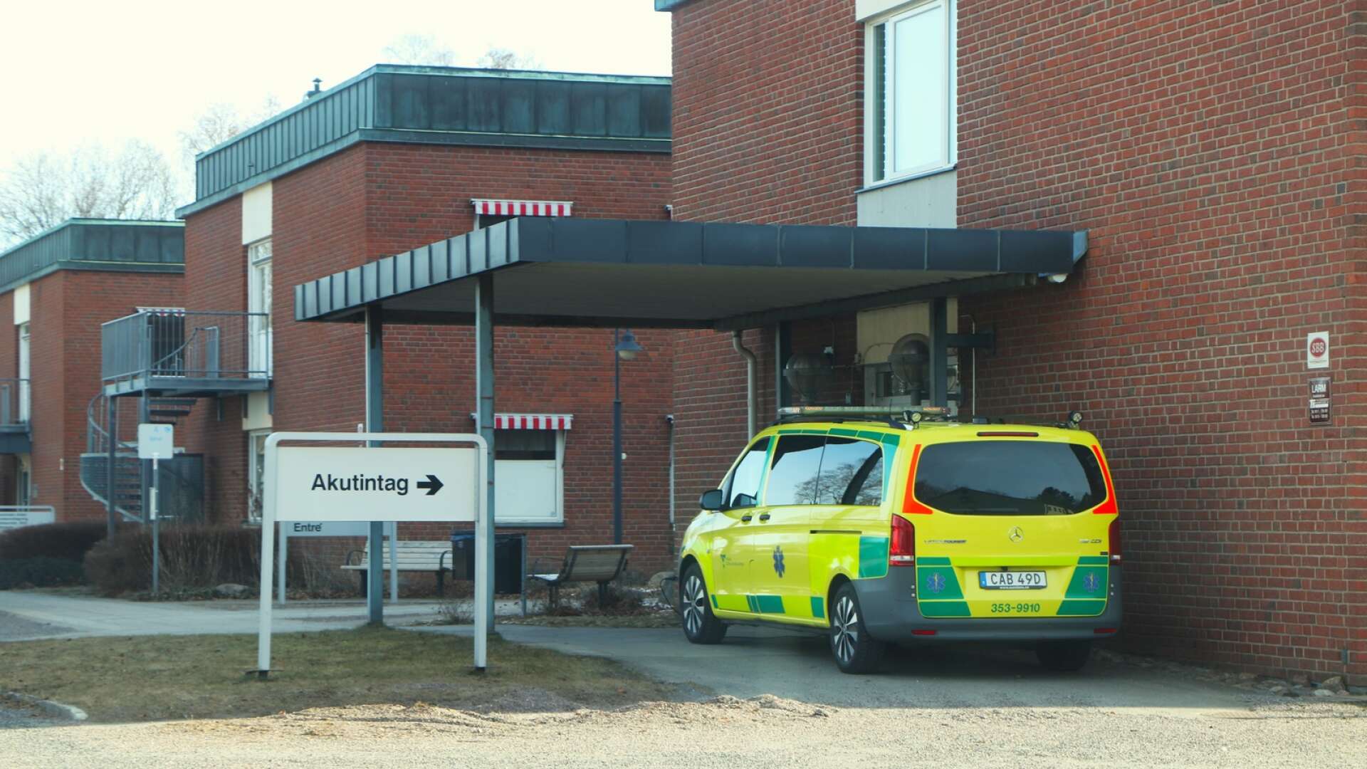Bedömningsbilen står parkerad vid akutintaget på Närhälsan i Hjo.