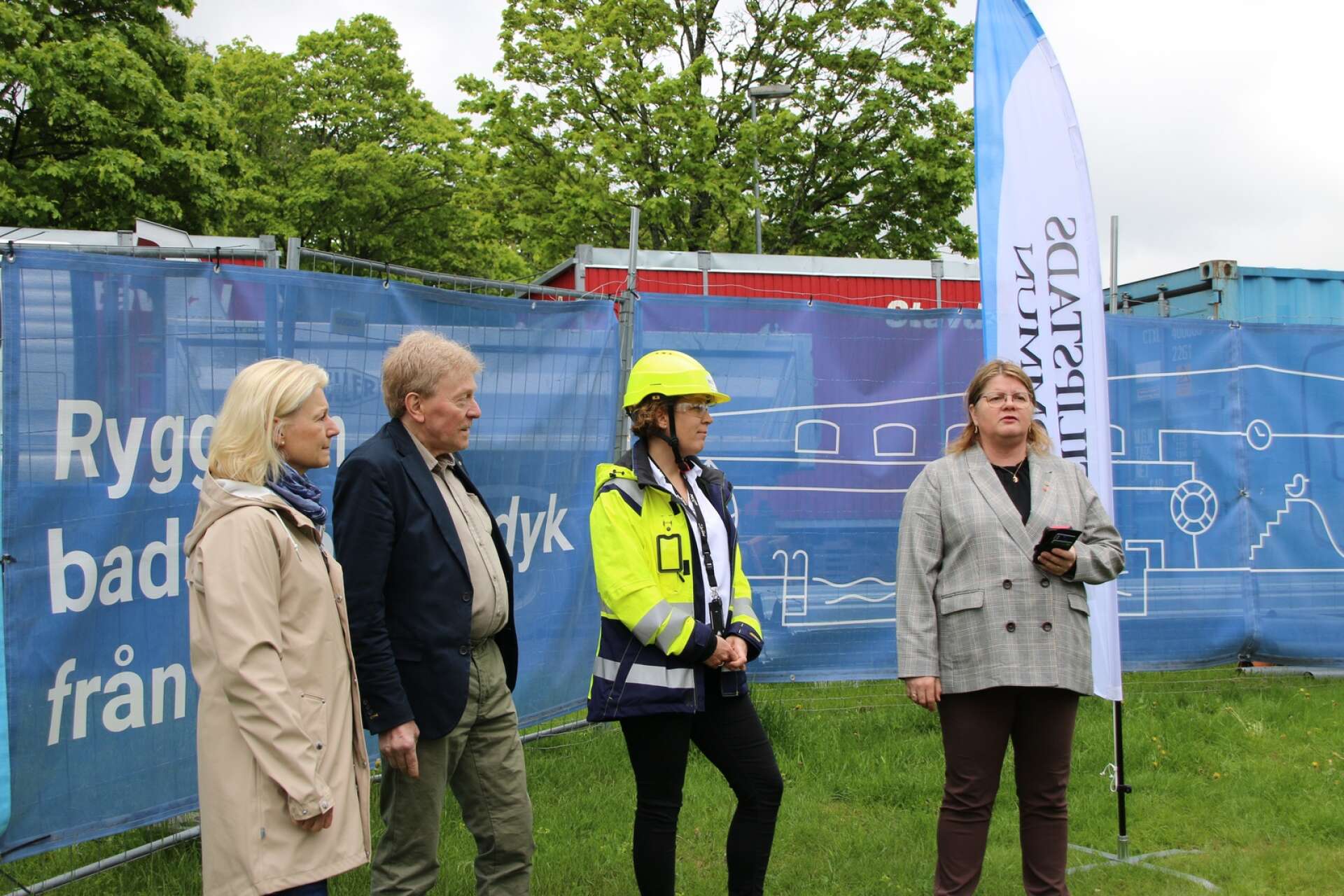 Kommunalrådet Åsa Hååkman Eriksson (S) höll ett kort anförande. Från vänster Marina Isaksson (S), Christer Olsson (M) och Emilia Carlman, produktionschef NCC. 