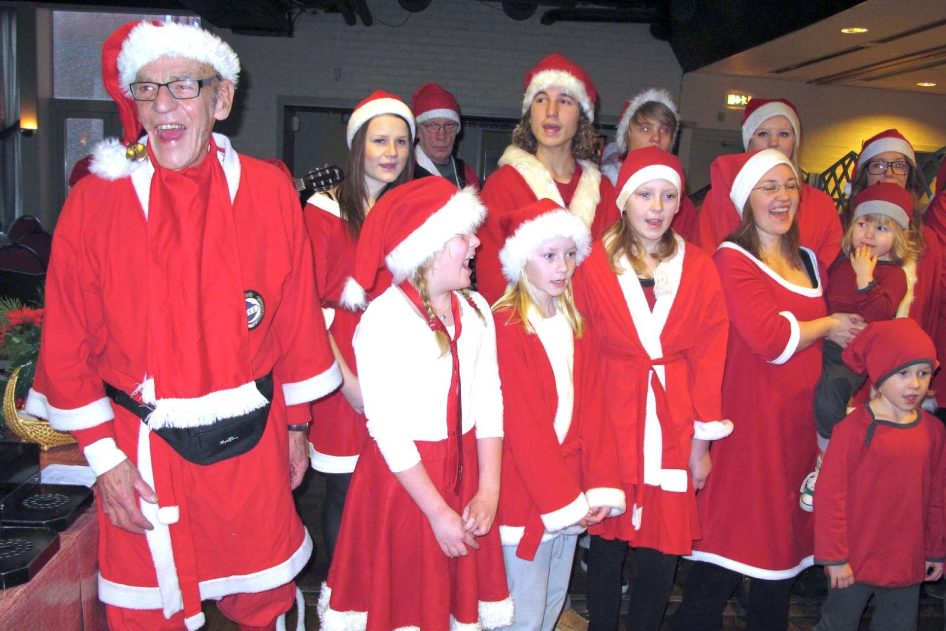 En självklar förgrundsgestalt i Sifhällatomtarna var i ett halvt sekel Kjell Ohlson, som med sång och entusiasm bidrog till att skapa julstämning. Foto: Åke Jansson