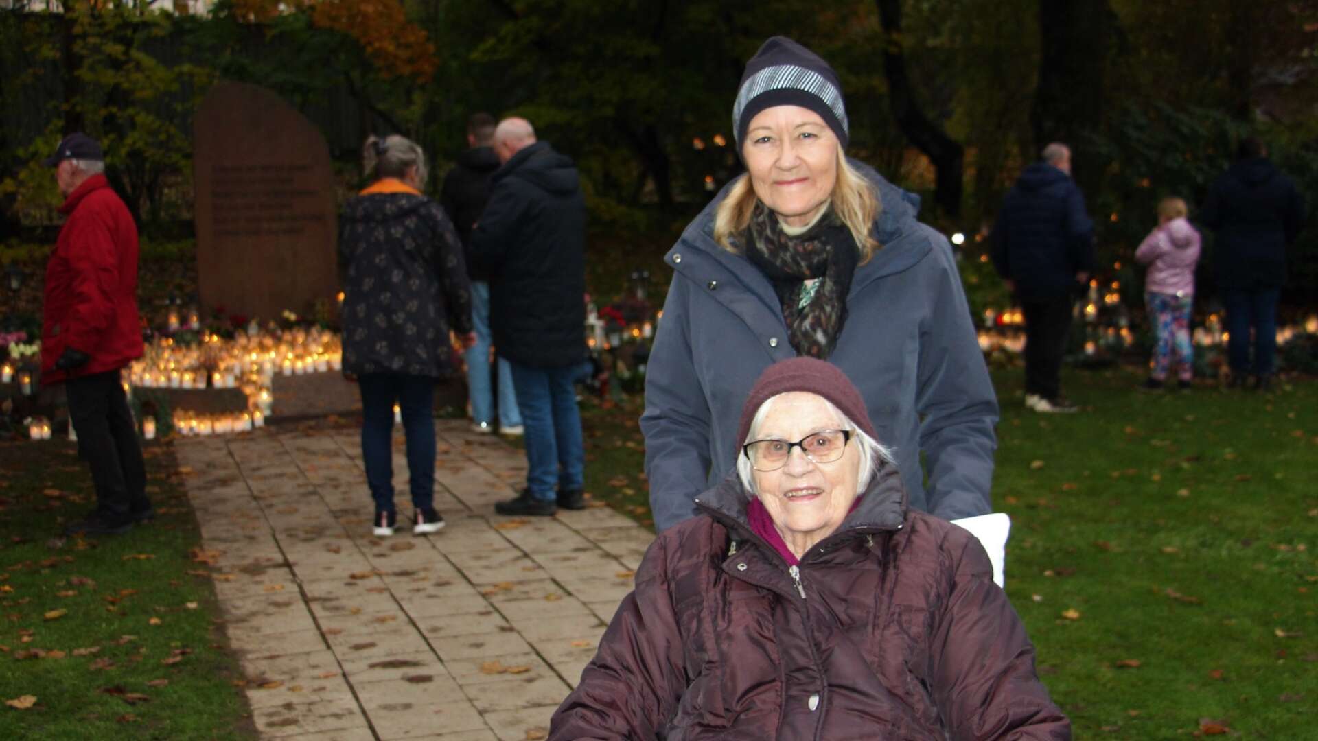 Vivan Olänge hade fått sällskap av dottern Ann-Sofie för att besöka kyrkogården på Alla helgons dag.