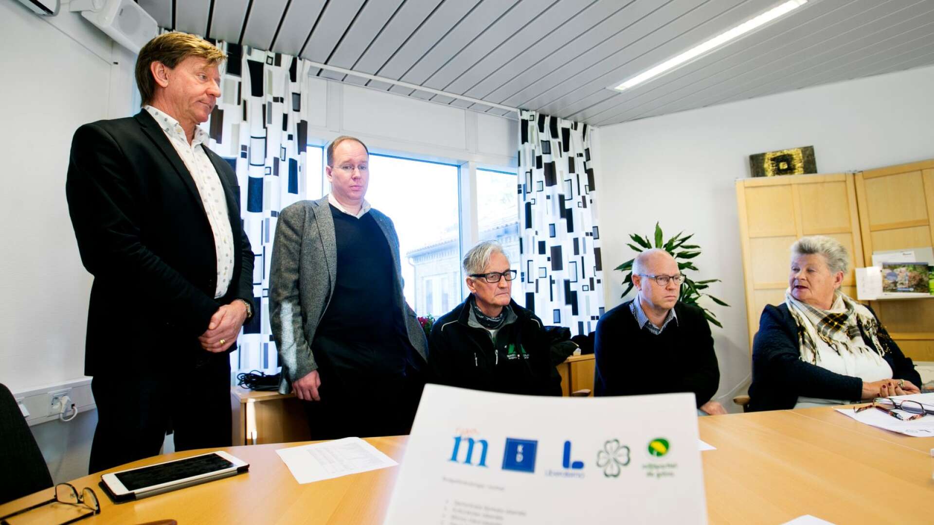Ordförande i Centerpartiet och Miljöpartiet kräver att kommunalråden Bosse Henriksson (M) och Mattias Joelsson (KD) avgår från sina positioner - annars lämnar de Hammarösamverkan. 