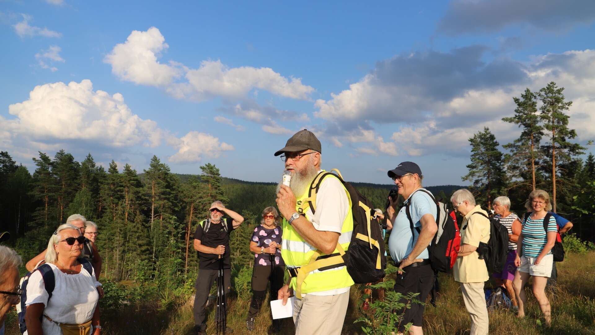 Ledare för vandringen i Steneby var Lars Karlsson som berättade om hur spåren efter inlandsisen fortfarande kan ses.