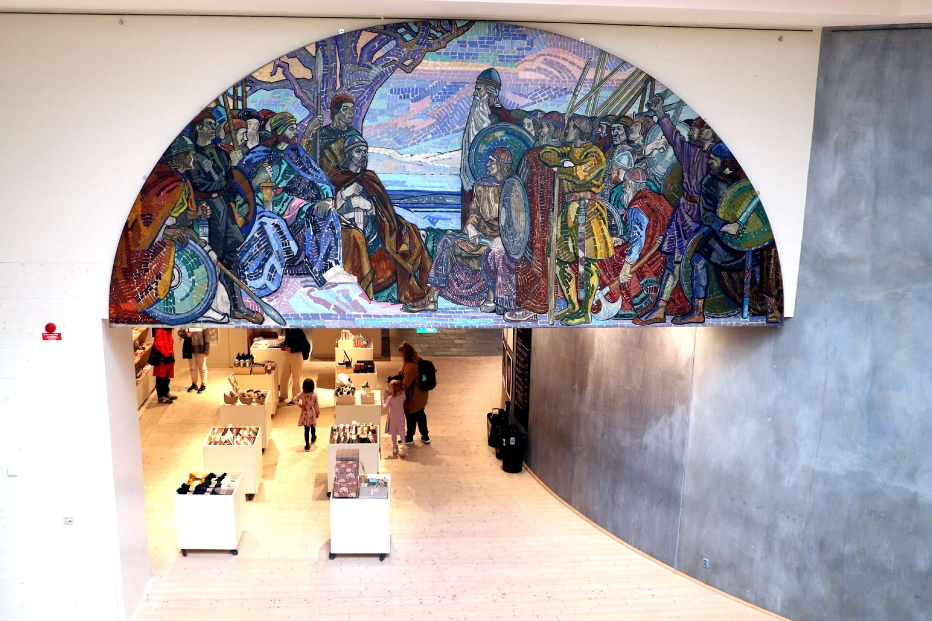 Den sex meter långa och tre meter höga skissen är utförd av Axel Törneman inför hans arbete med utsmyckningar i riksdagshuset. Där finns den färdiga målningen högt uppe i andra kammaren.