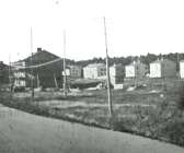 Bildkvalitén är inte bra, men bilden – ett tidningsurklipp från september 1946 - är intressant. Den visar nyanlagda Karlstadsvägen från norr. Ett par hus håller på att byggas. Till höger skymtar raden av nybyggda tvåvåningshus vid Sveavägen. 