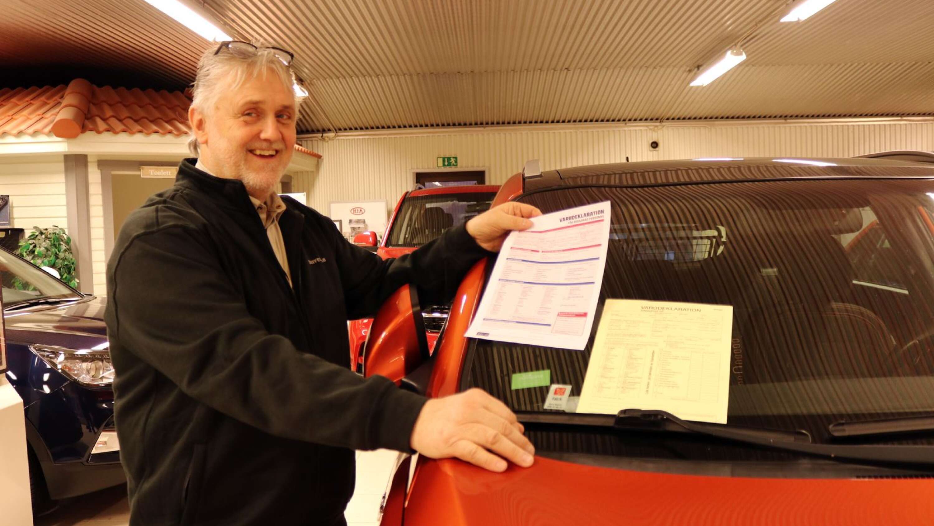 Hans Sunesson på Seffel Bil, visar upp den nya varudeklarationen för begagnade bilar. 