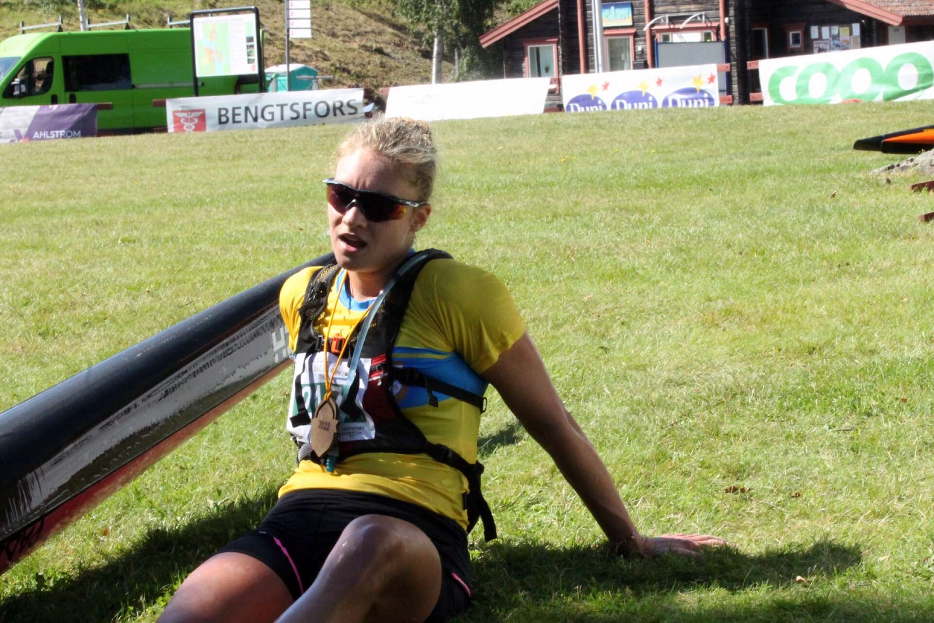 Dalsland Kanotmaraton 2022. Anna Zagorska vilar ut efter ett imponerande lopp efter två veckors vila.