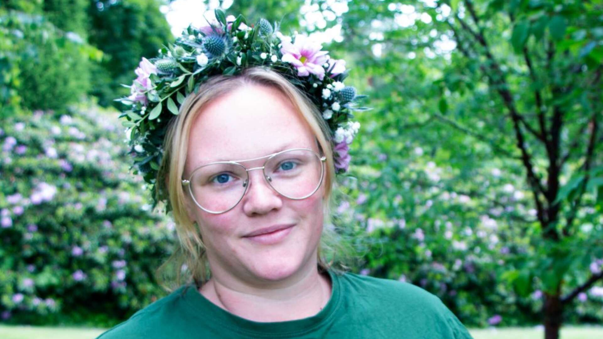 Johanna Karlsson har elva års erfarenhet som florist. På Blomsterlandet gör hon midsommarkransar på beställning. 