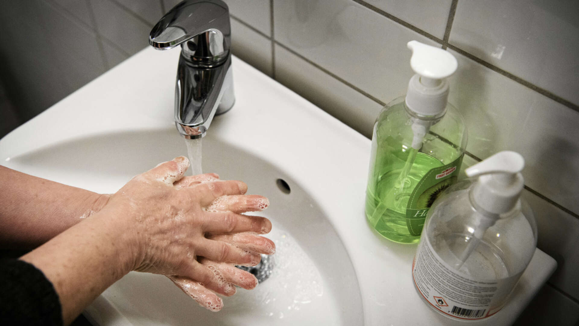 Uppmaningen att tvätta händerna fick stopp på flera smittor. Arkivbild.