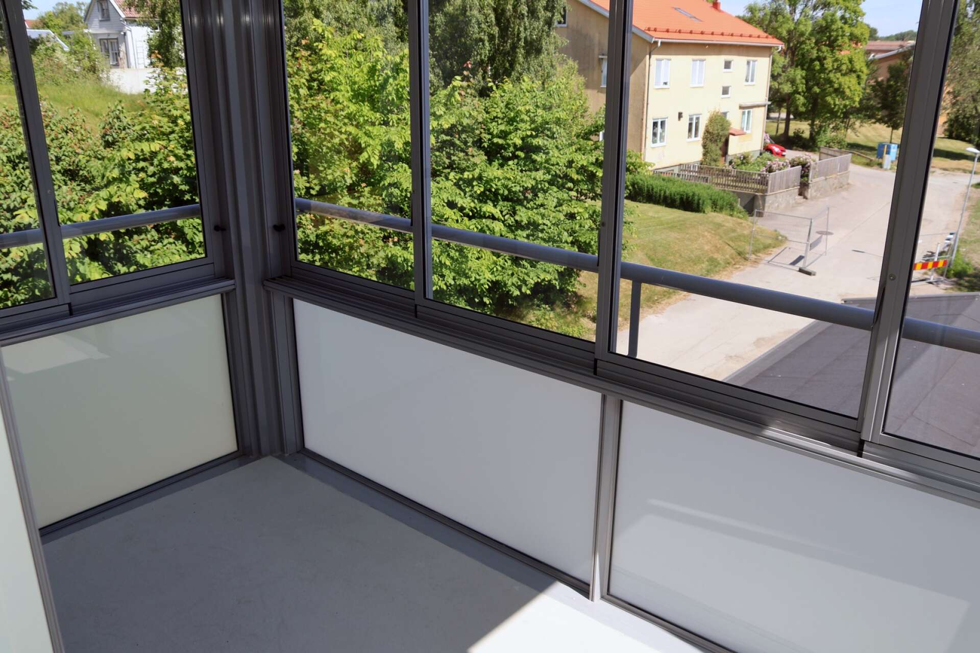 Se bilderna från Valbohems nya lägenhetshus i Färgelanda. Inglasad balkong.