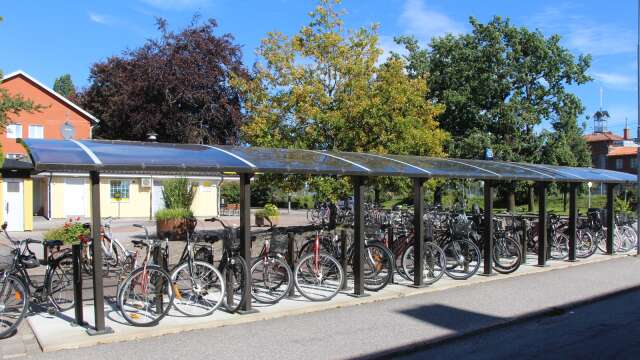 Det takförsedda cykelstället vid Pressbyråtorget i Töreboda är populärt. Det finns mer än tillräckligt många cyklar så det räcker till ett ställ till. 