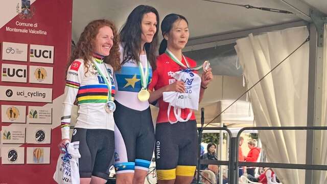 Prispallen från vänster i säsongens första tempolopp i C3 i världscupen: Clara Brown, USA, Anna Beck, Sverige, och Xiaomei Wang, Kina.