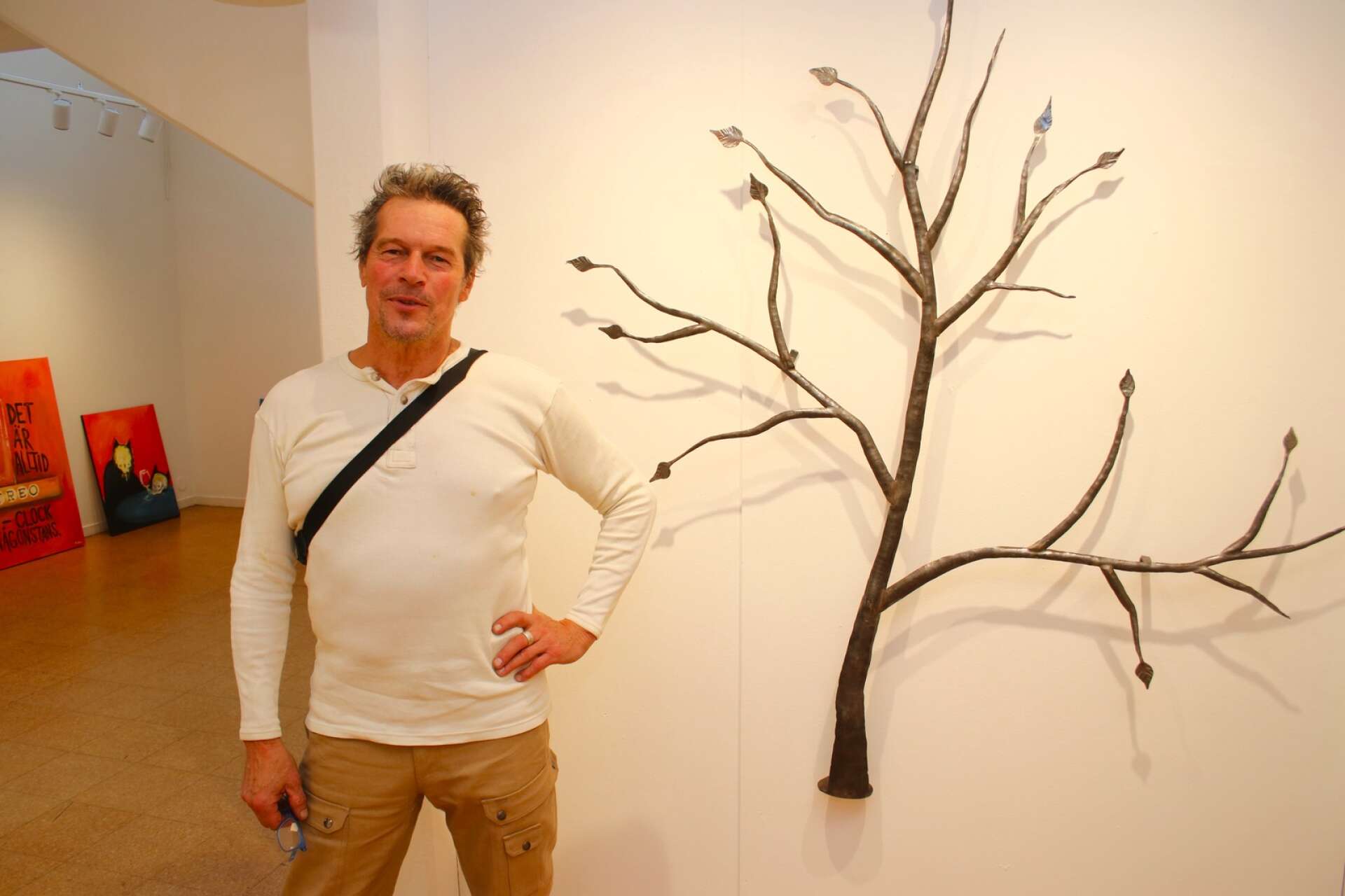 Dalslands Konstnärsförbunds ordförande, smideskonstnären Miklos Fözö, ställer ut det här trädet. ”Det började med att jag fick en beställning på en klädhängare. Jag har alltid gillat naturen så jag gjorde den i form av ett träd,” säger han. 
