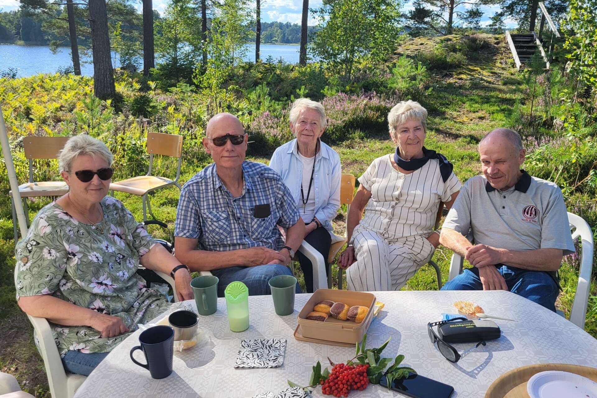 Anett Eriksson, Bo Carlsson, Agneta Broström, Margareta Gillberg och Håkan Jansson samlades vid fikabordet.