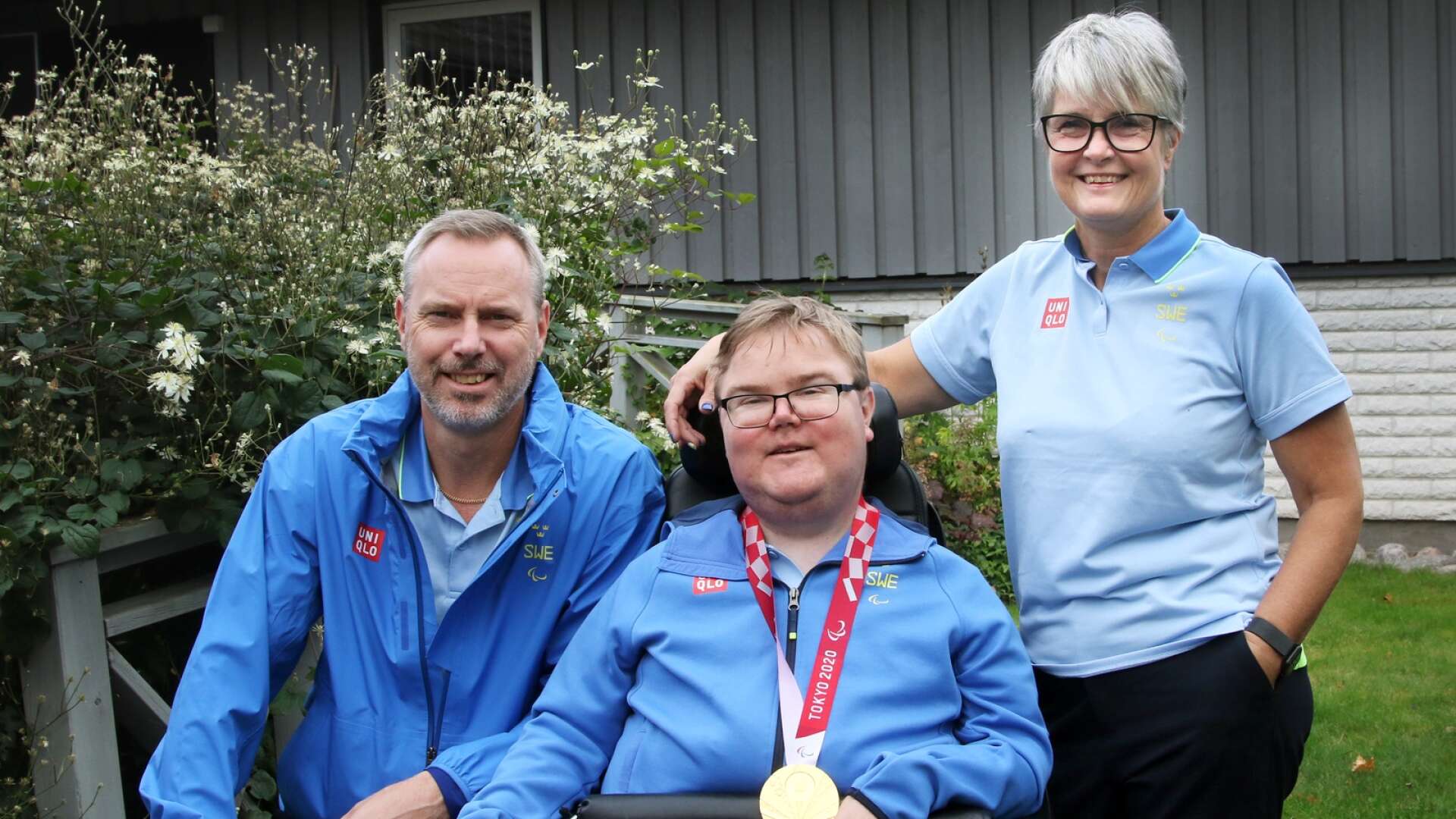 Philip Jönsson (i mitten), pappa Mats, mamma Anki och guldmedaljen är hemma i Ullervad.