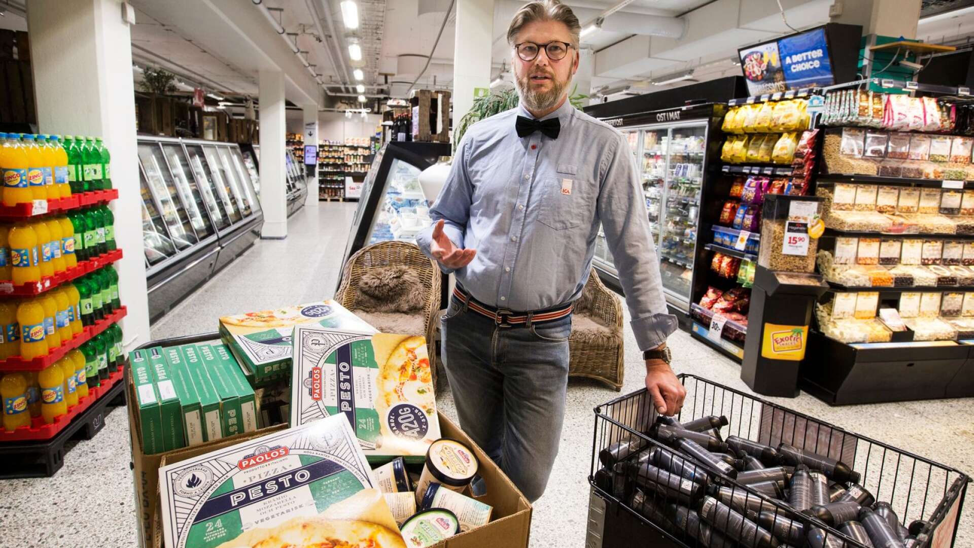 Butikschefen på Ica Hagahallen, Mikael Kling, visar produkterna som säljs till förmån för organisationen Talita och Stadsmissionen. 