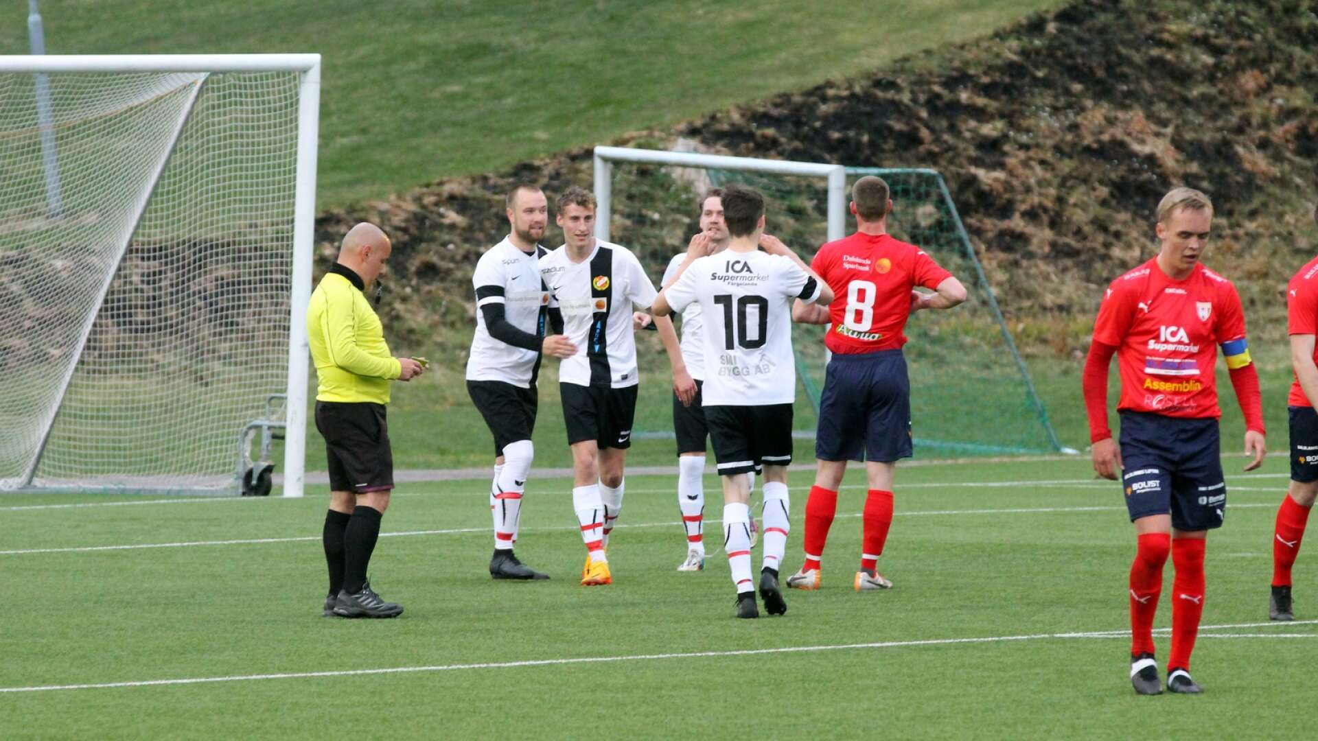 Suveräna serieledarna Färgelanda IF tog elfte raka segern. Erik Stensson (trea från vänster) gjorde två av målen. Noel Mattsson (längst till höger) gjorde mål för Bengtsfors IF.