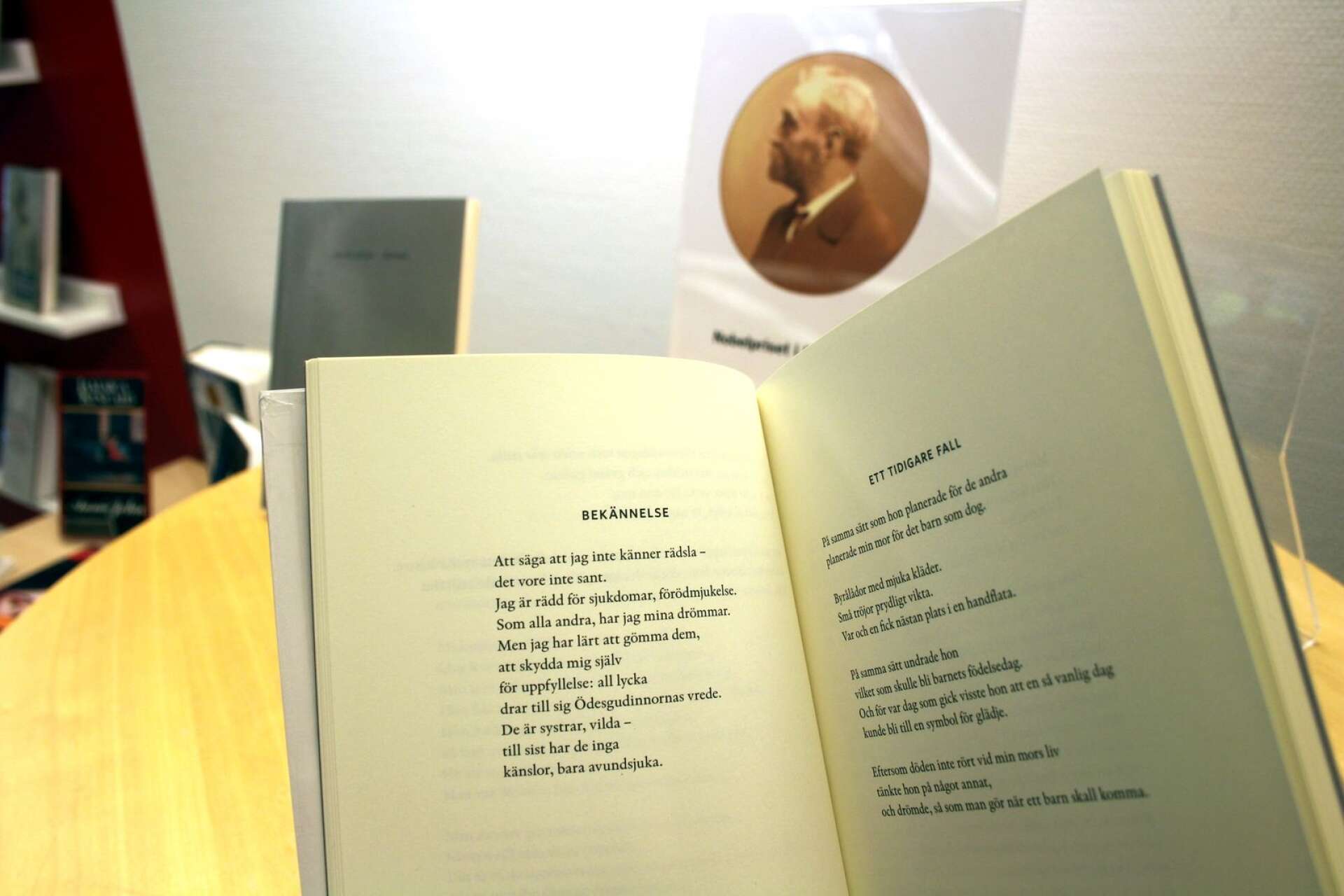 Amerikanska poeten Louise Glück finns på svenska - tre böcker kunde Stadsbiblioteket plocka fram direkt efter beskedet från Svenska akademien.
