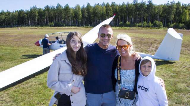 Skövdeborna Vivi, Henrik och Sandra Schneider samt Boo Kruslock, såg fram emot sin flygupplevelse. I planet förberedde sig Herman Schneider för start.