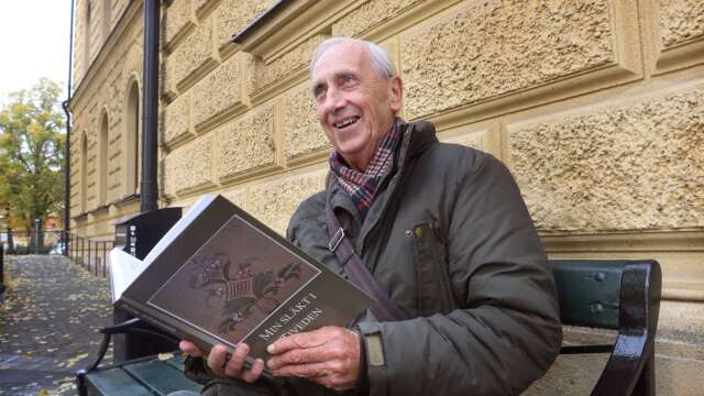 Efter 40 års släktforskning, som nu omfattar cirka 39 000 personer, har Mariestadsbon Rune Johansson skrivit boken &quot;Min släkt i Tiveden&quot;.